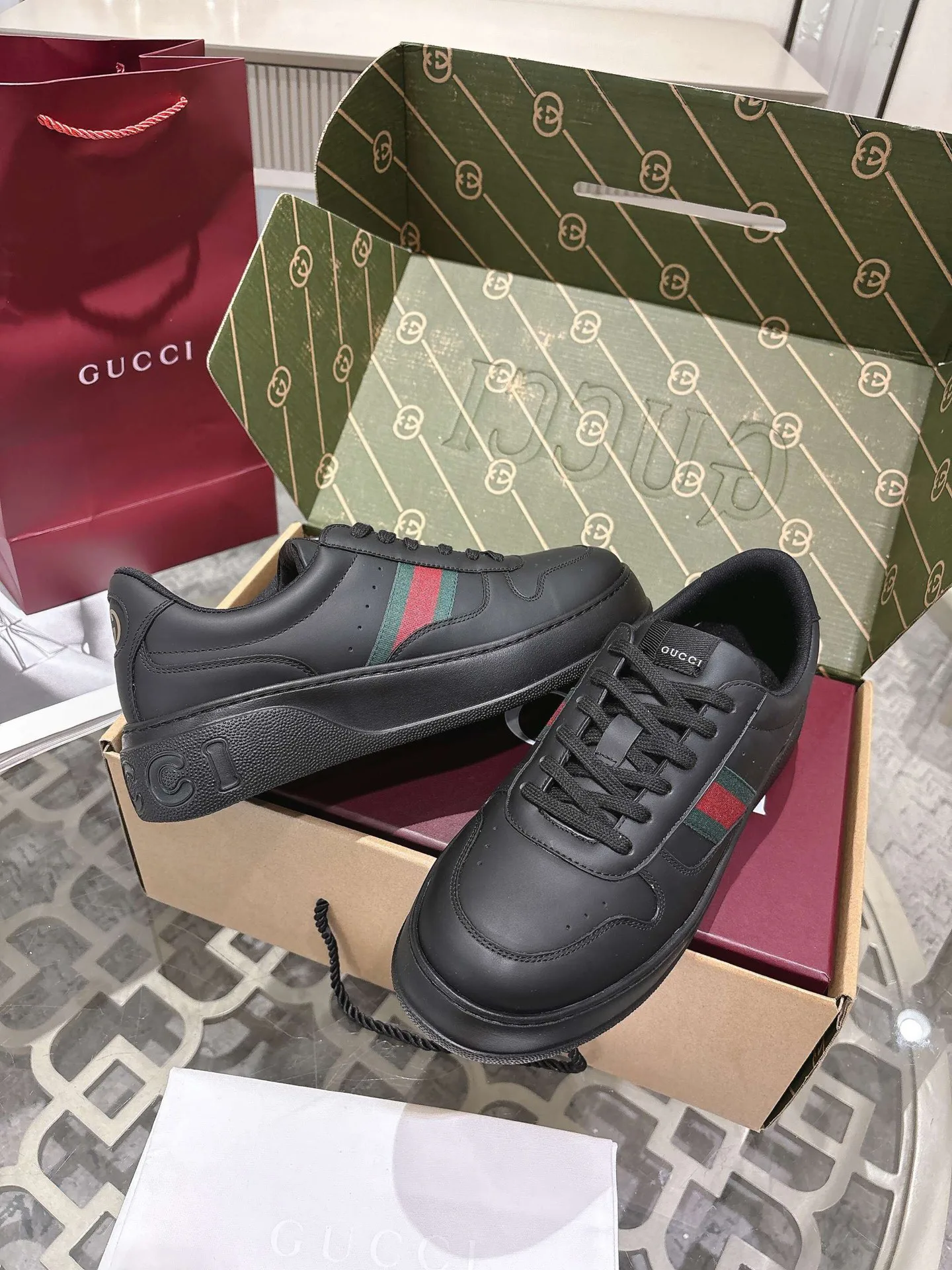 Кроссовки Женские Gucci 18369590
