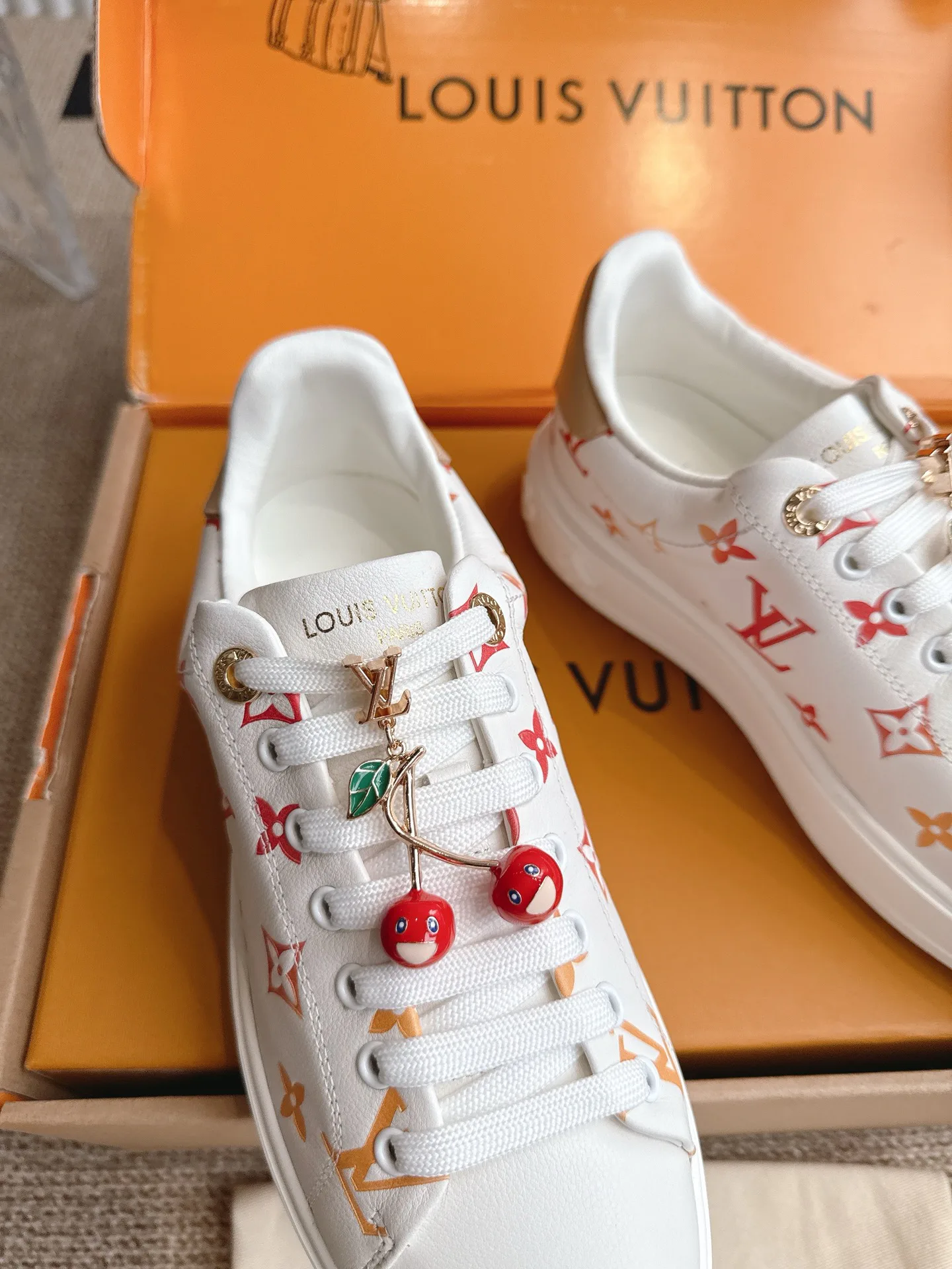 Кроссовки Женские Louis Vuitton 18857110