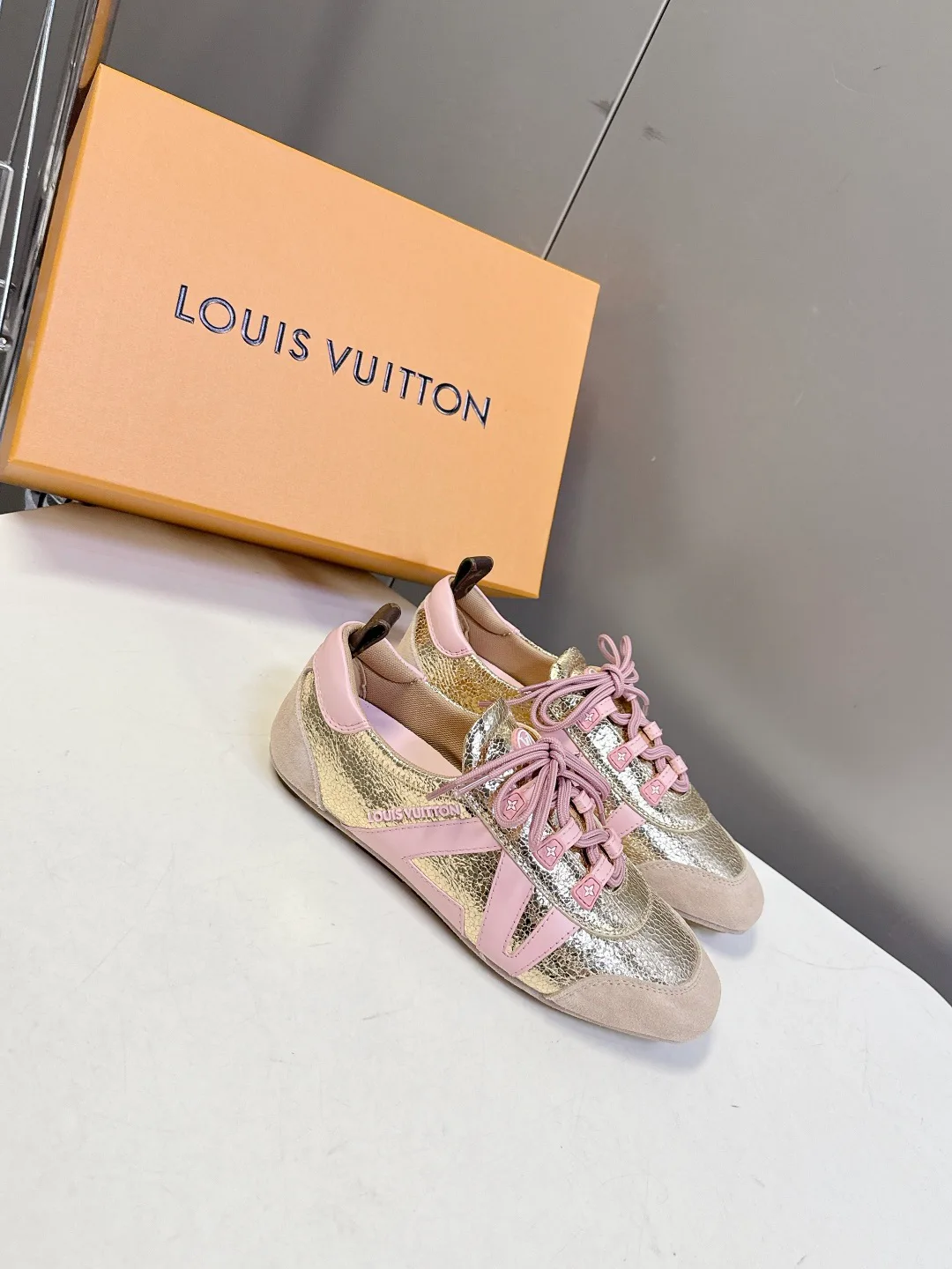 Кроссовки Женские Louis Vuitton 13370948