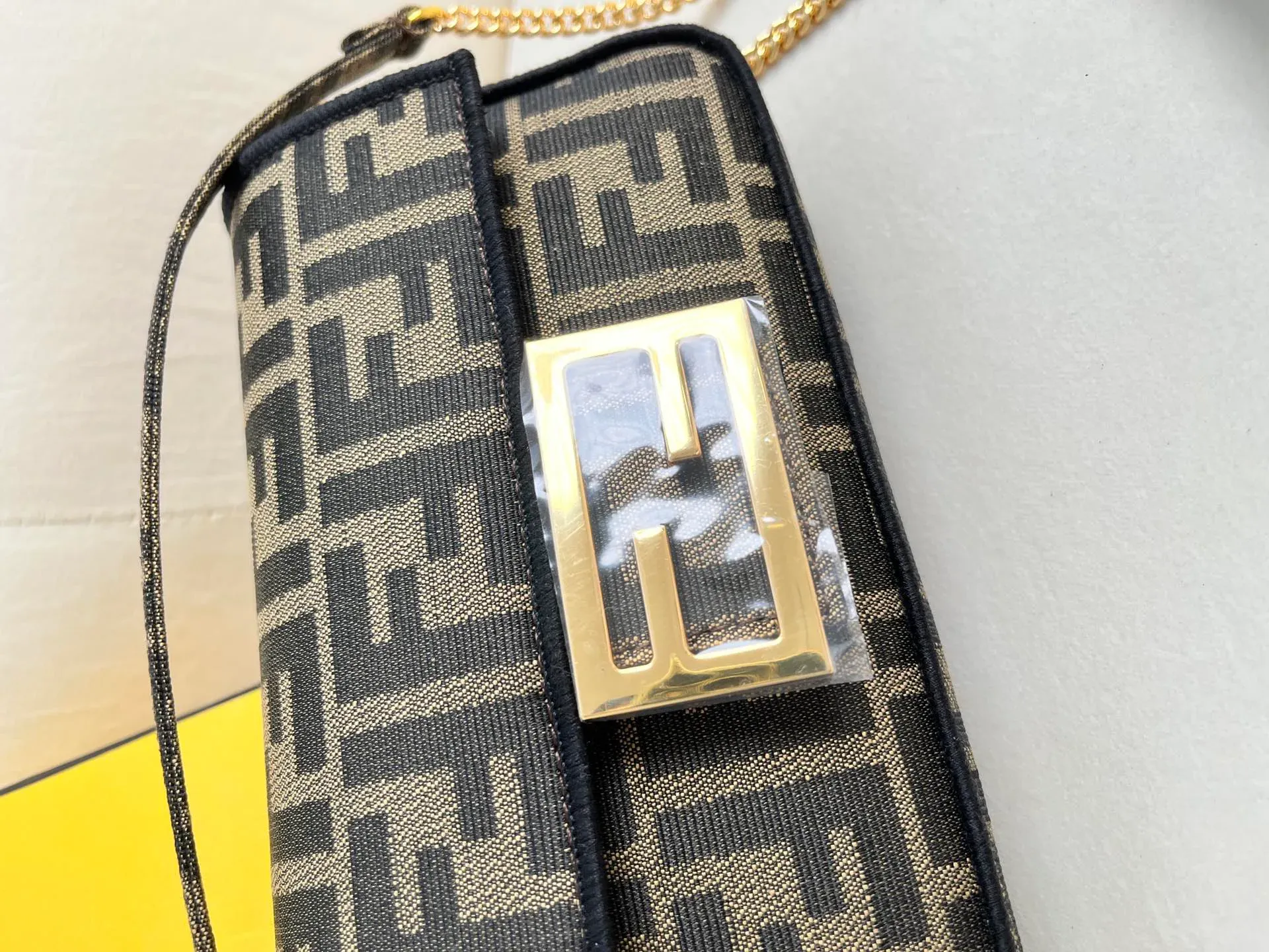 Сумки На Ремне Женские Fendi 1253896