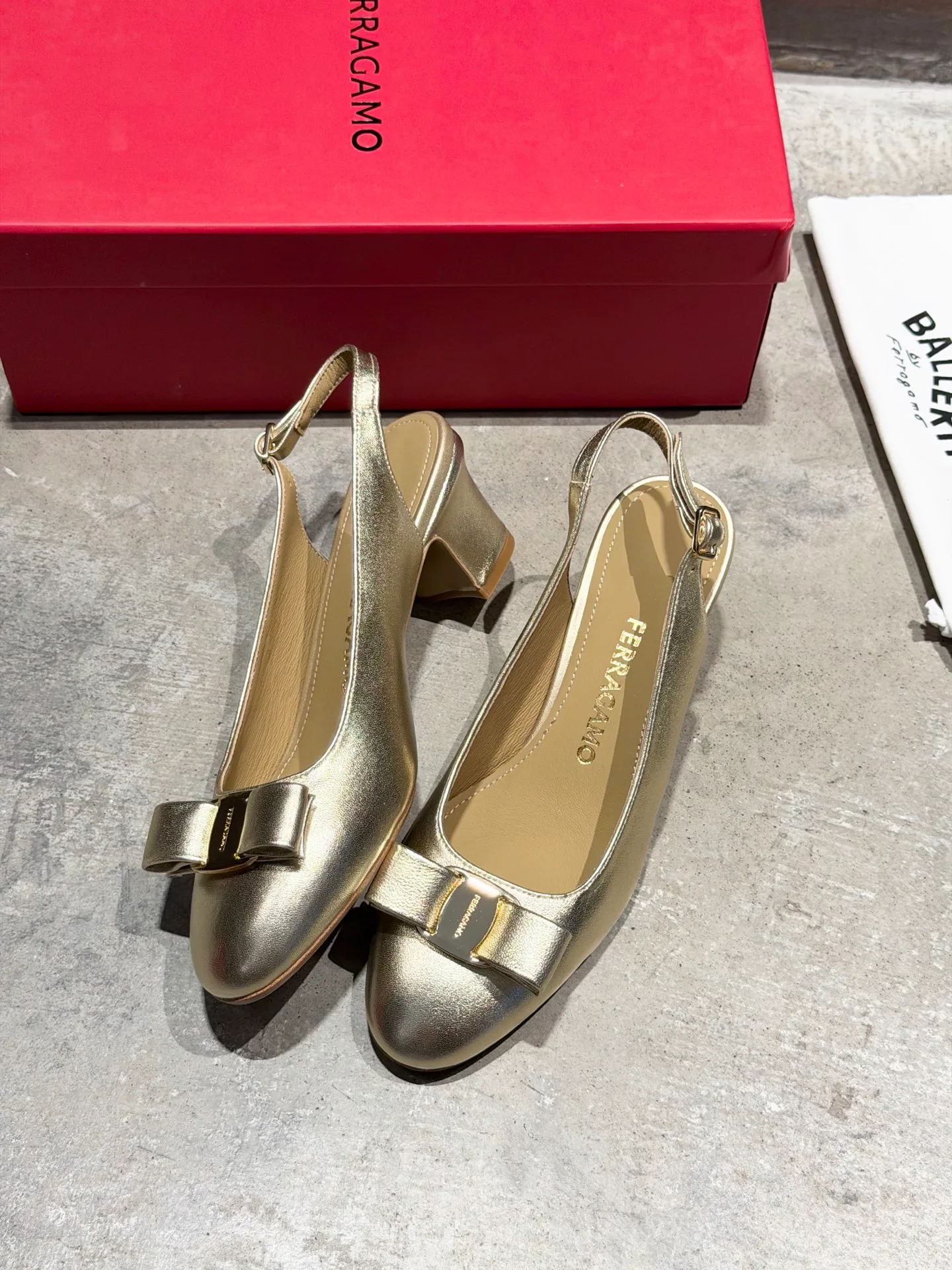 Туфли Женские Salvatore Ferragamo 13368380