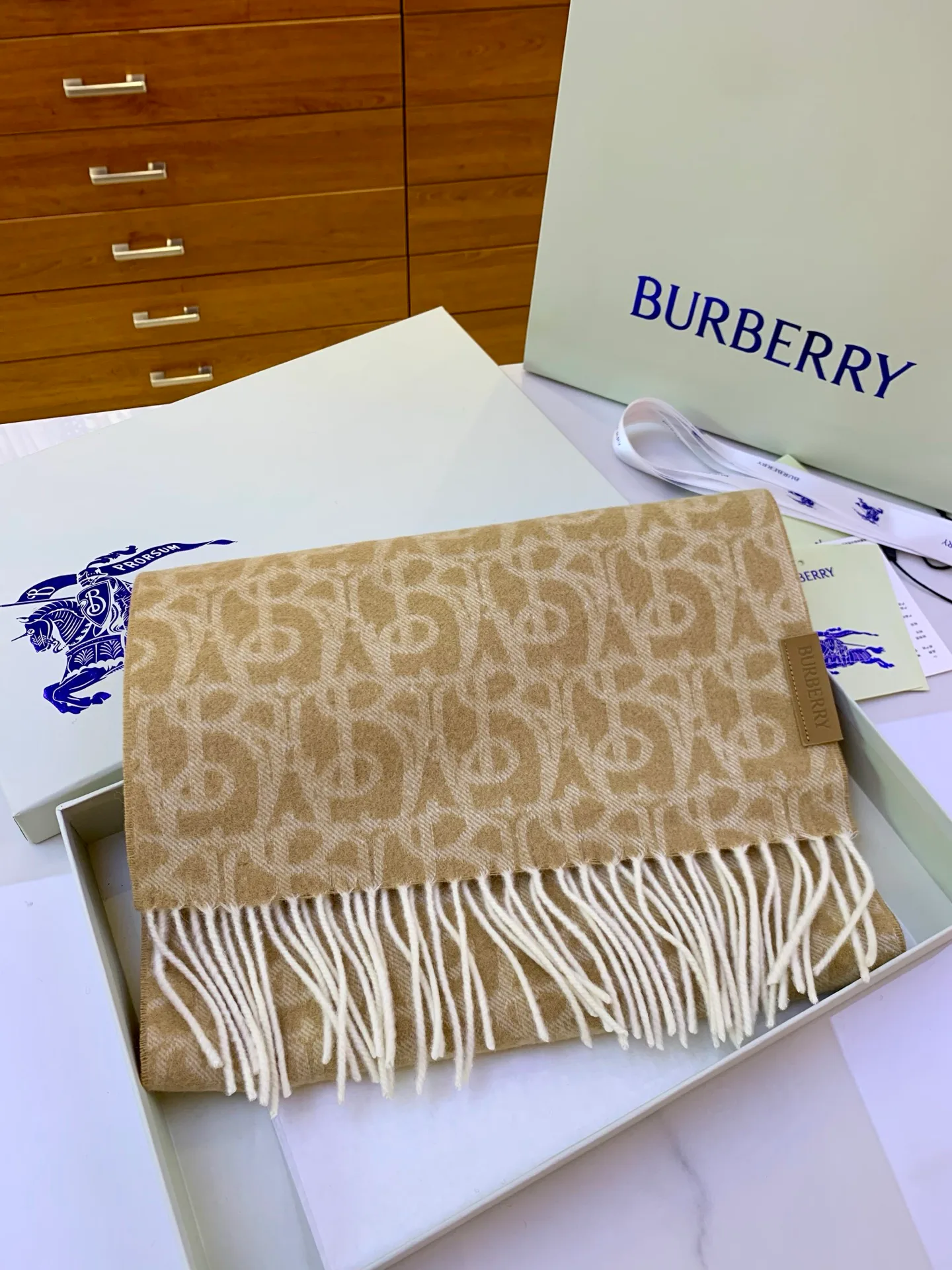 Шарфы Burberry 18039981