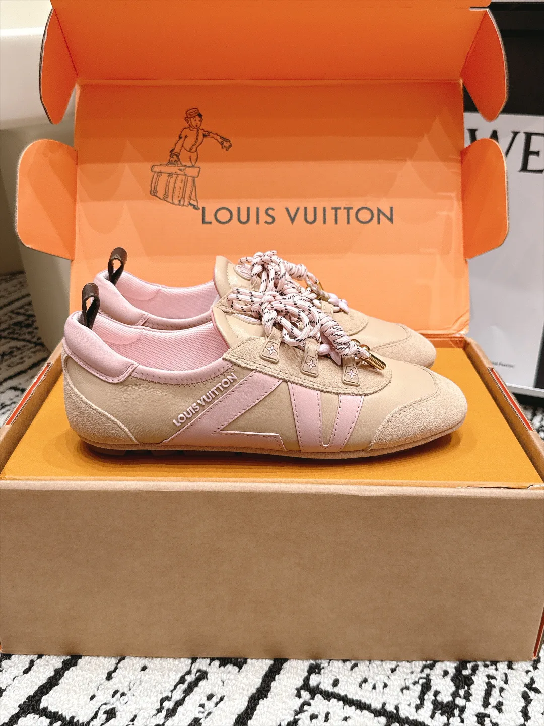 Кроссовки Женские Louis Vuitton 17978325