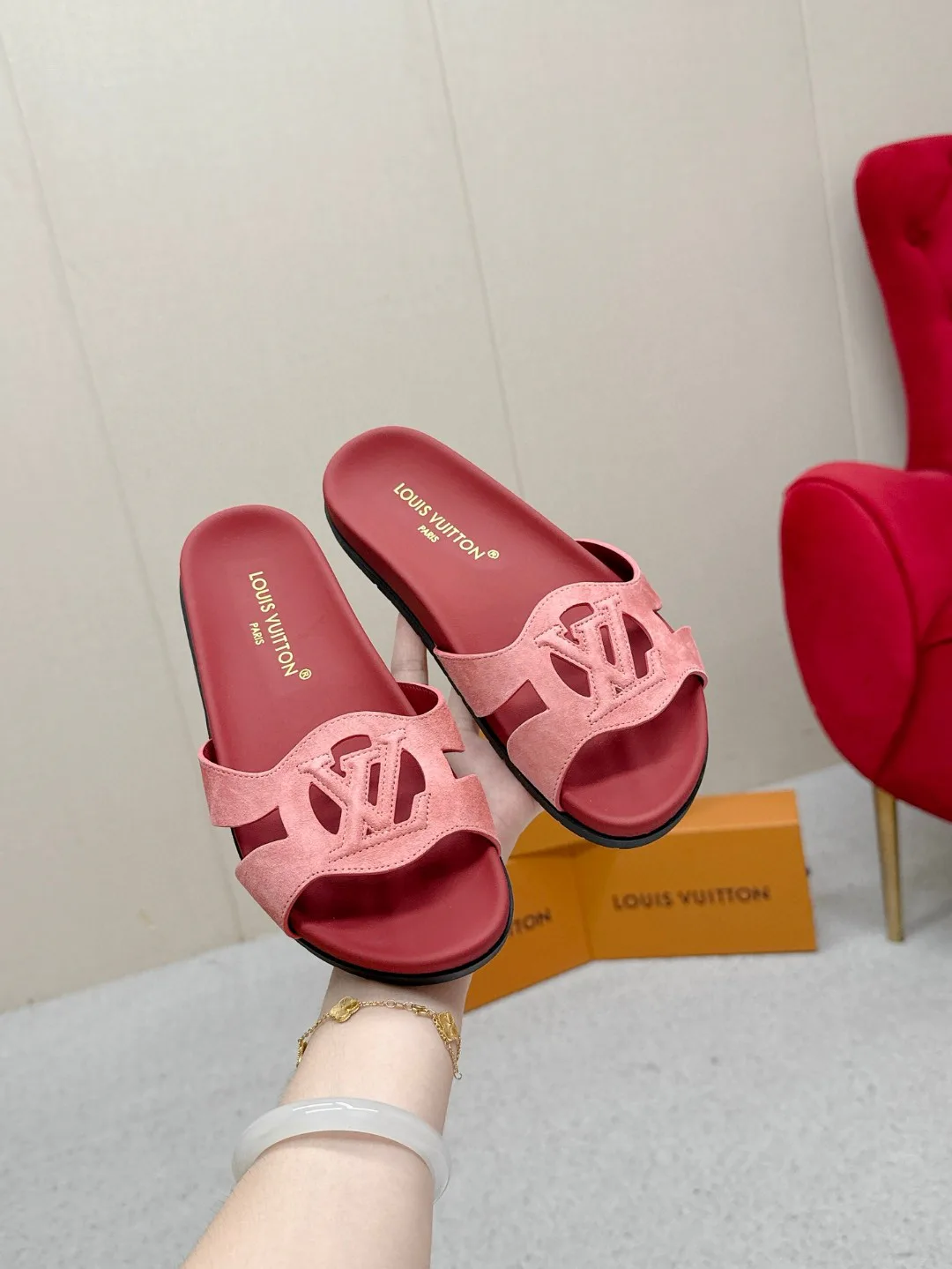Шлепанцы Женские Louis Vuitton 18235719