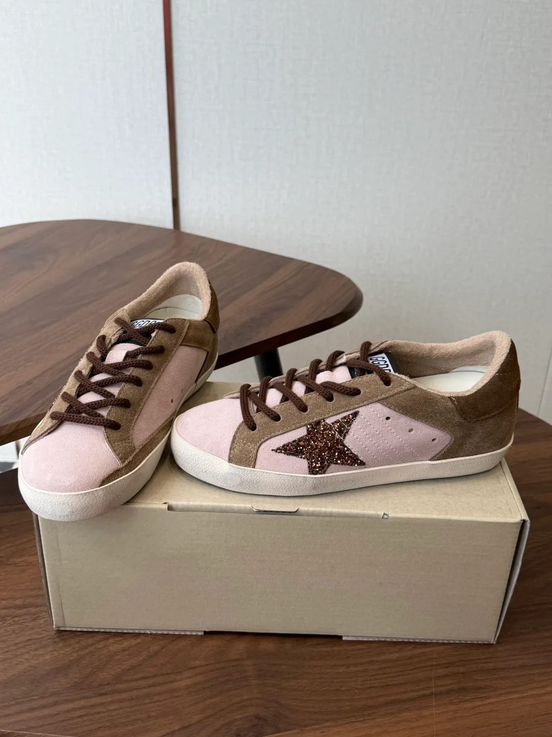 Кроссовки Женские Golden Goose 18146570