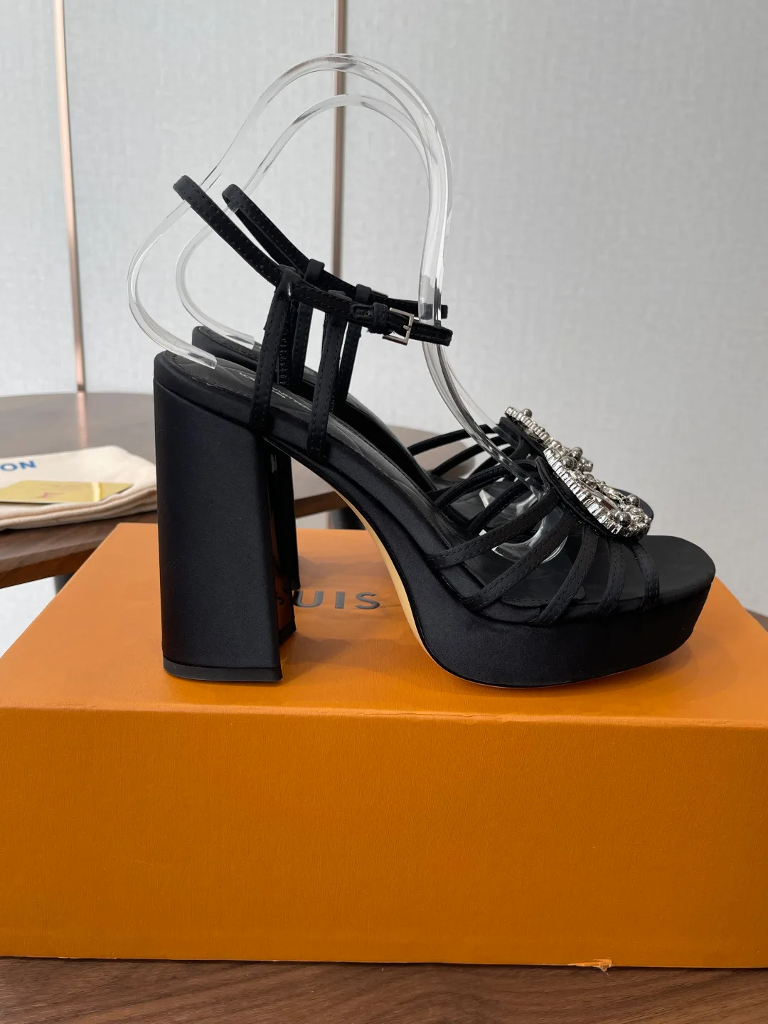 Босоножки Женские Louis Vuitton 11427938