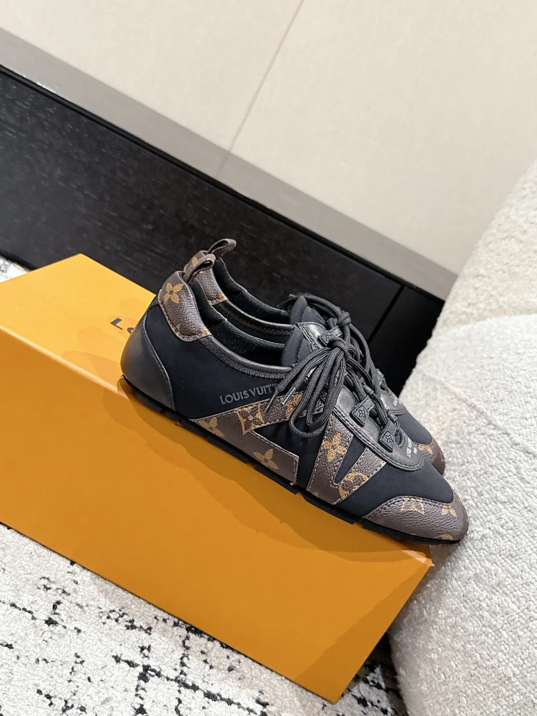 Кроссовки Женские Louis Vuitton 18409748