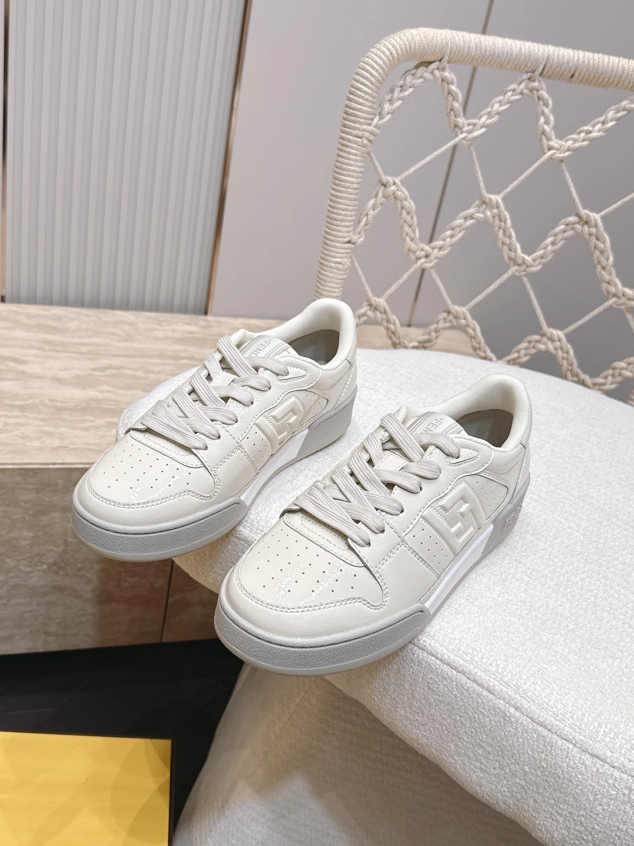 Кроссовки Женские Fendi 17682039
