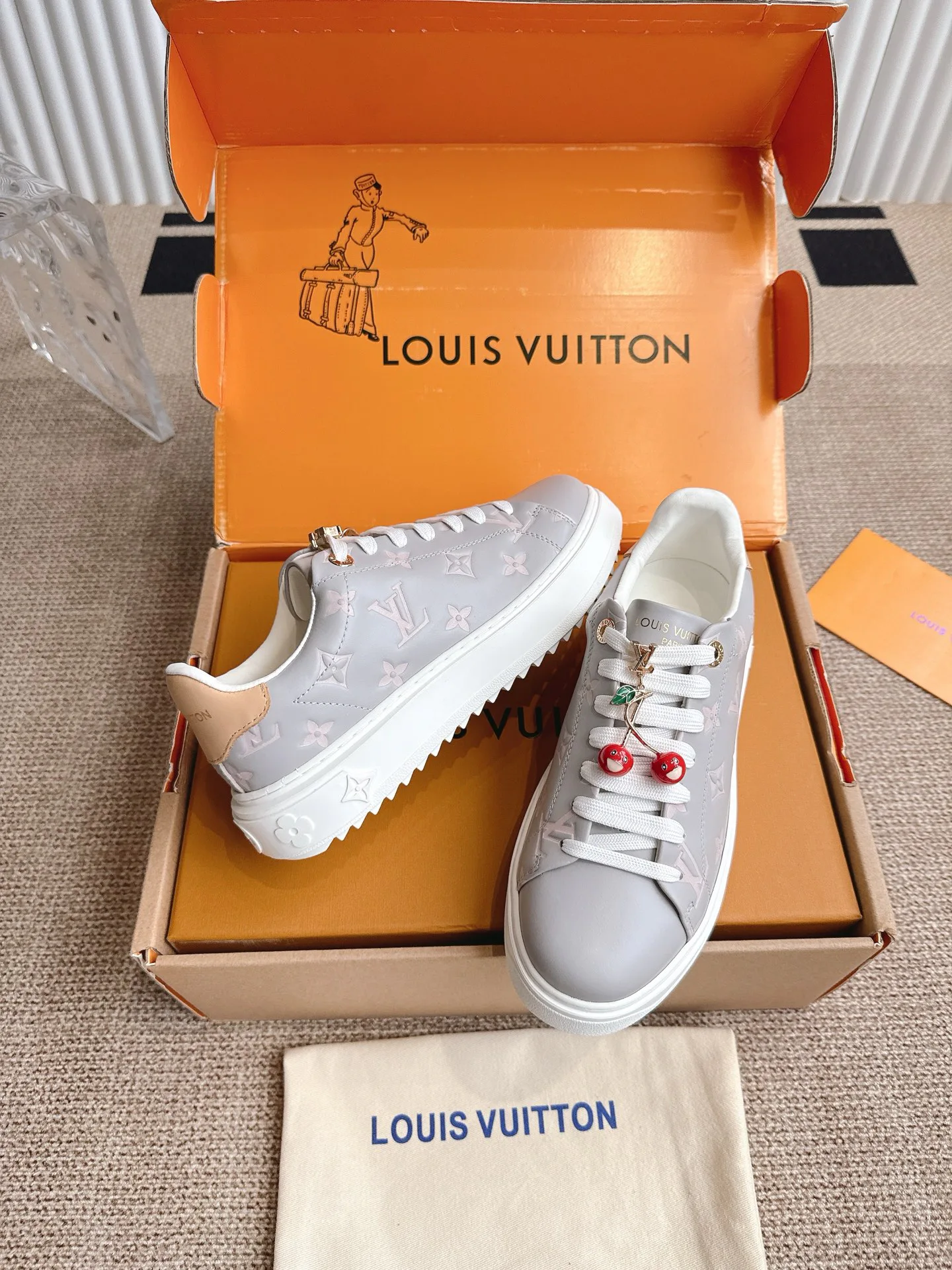 Кроссовки Женские Louis Vuitton 18702944