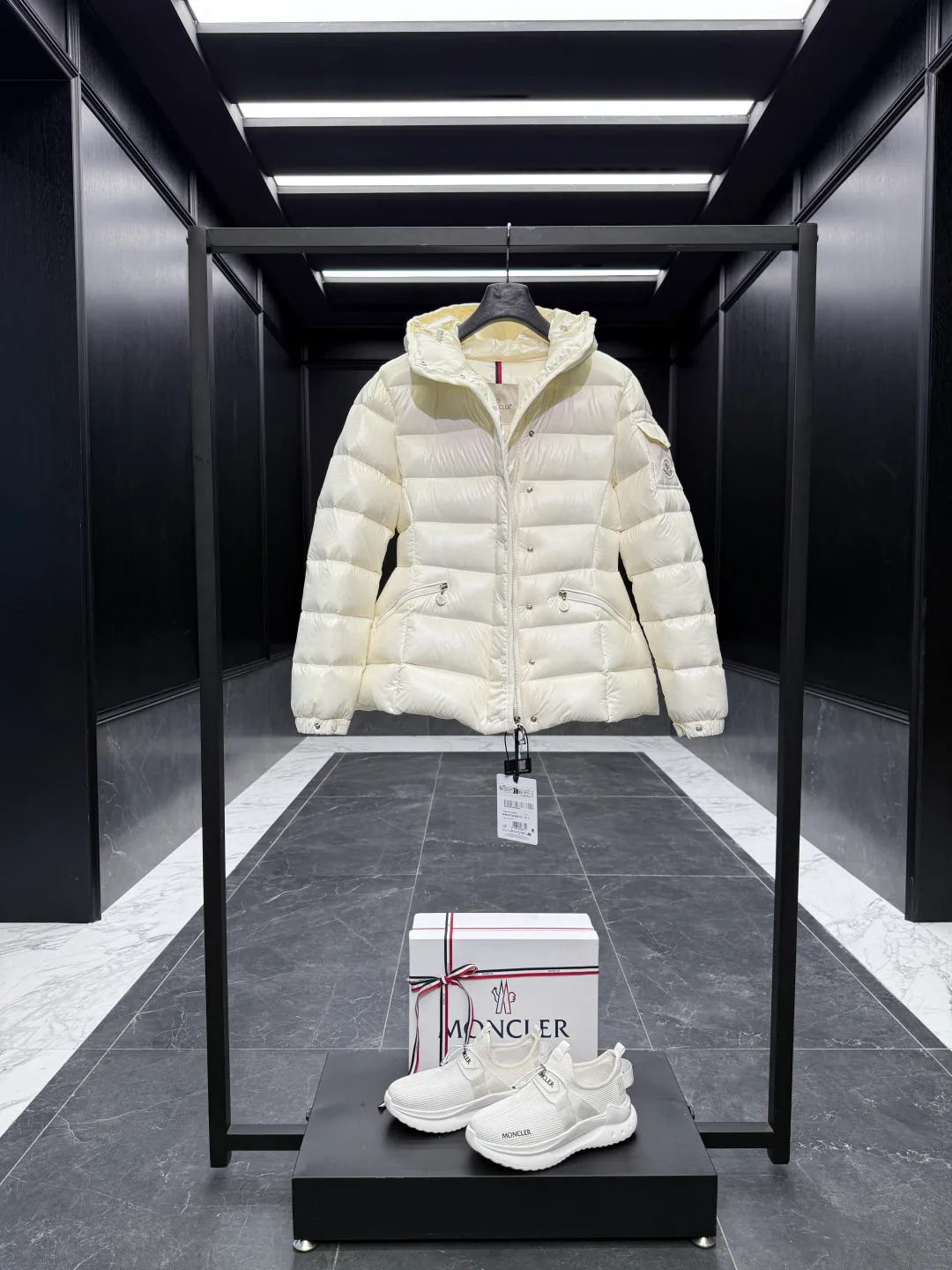 Куртки И Пуховики Женские Moncler 18741312