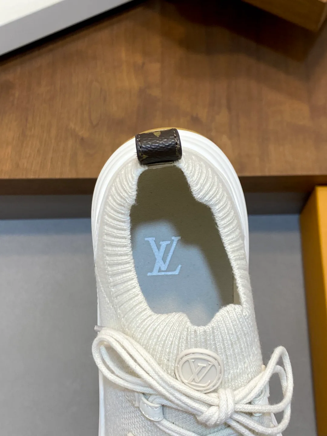 Кроссовки Женские Louis Vuitton 18749228