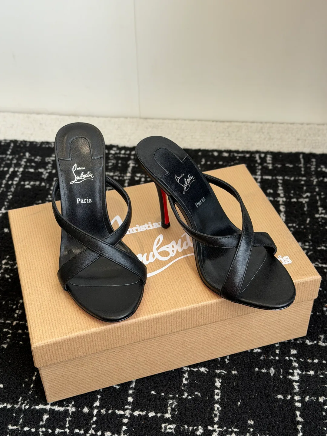 Босоножки Женские Christian Louboutin 17936548