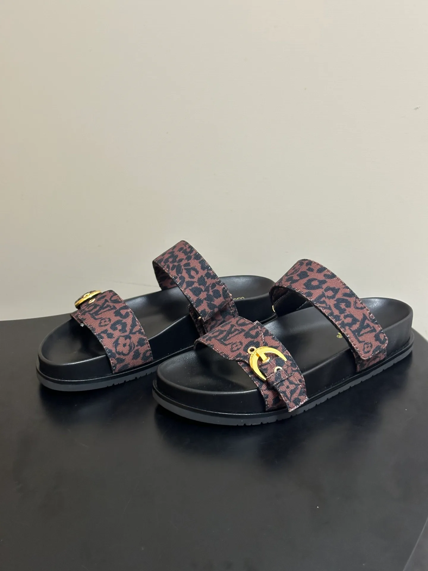 Шлепанцы Женские Louis Vuitton 14411910