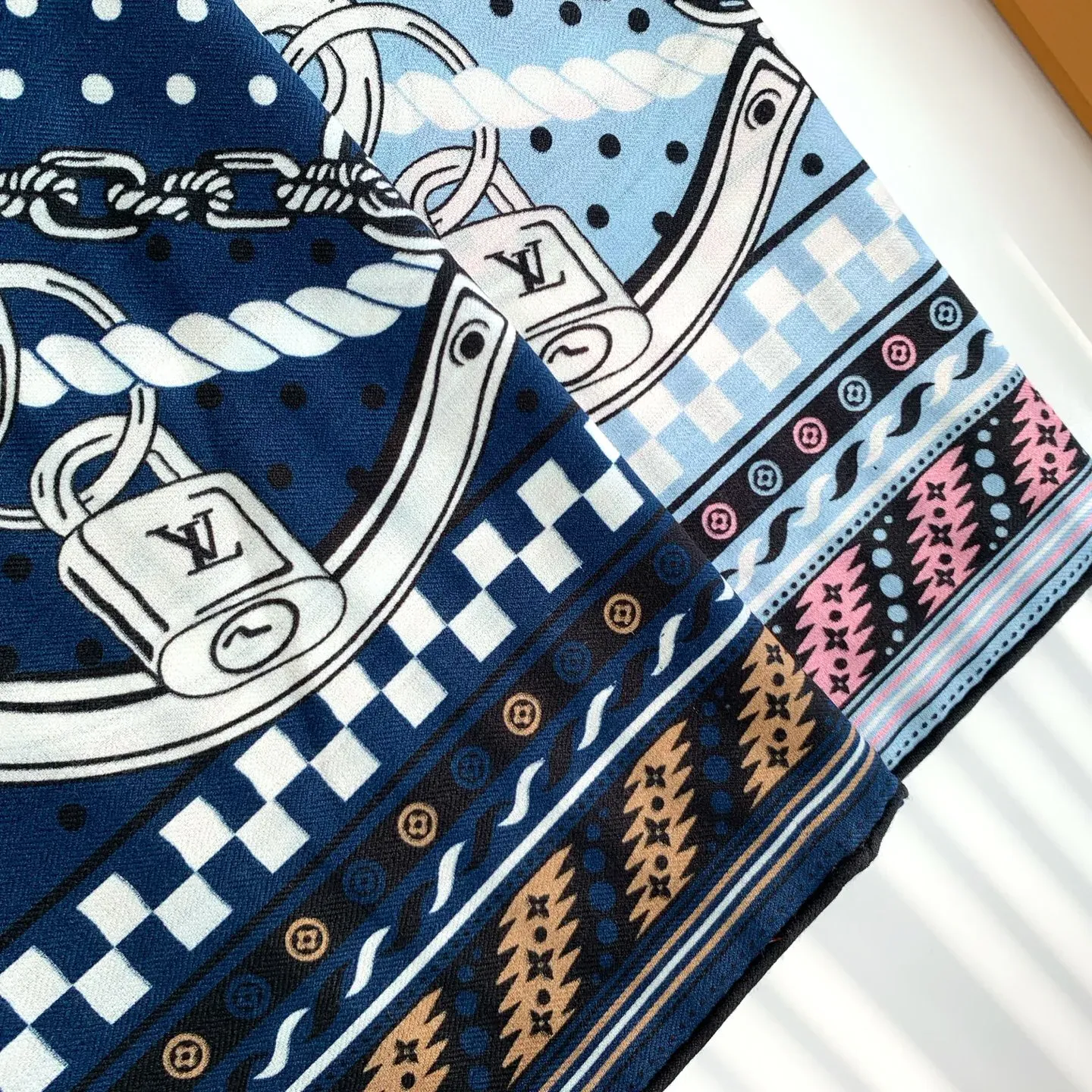 Шарфы Louis Vuitton 110419