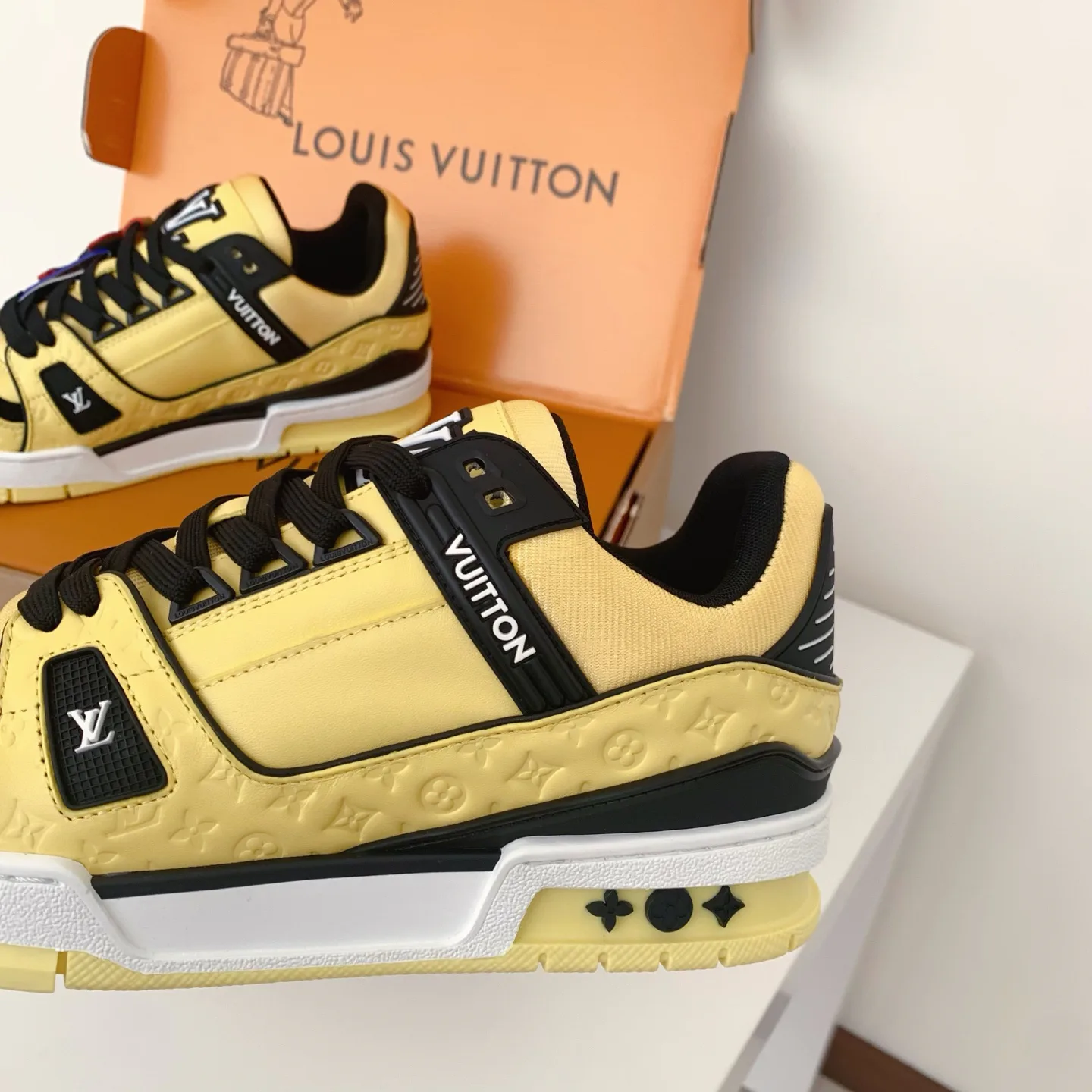 Кроссовки Женские Louis Vuitton 18258384