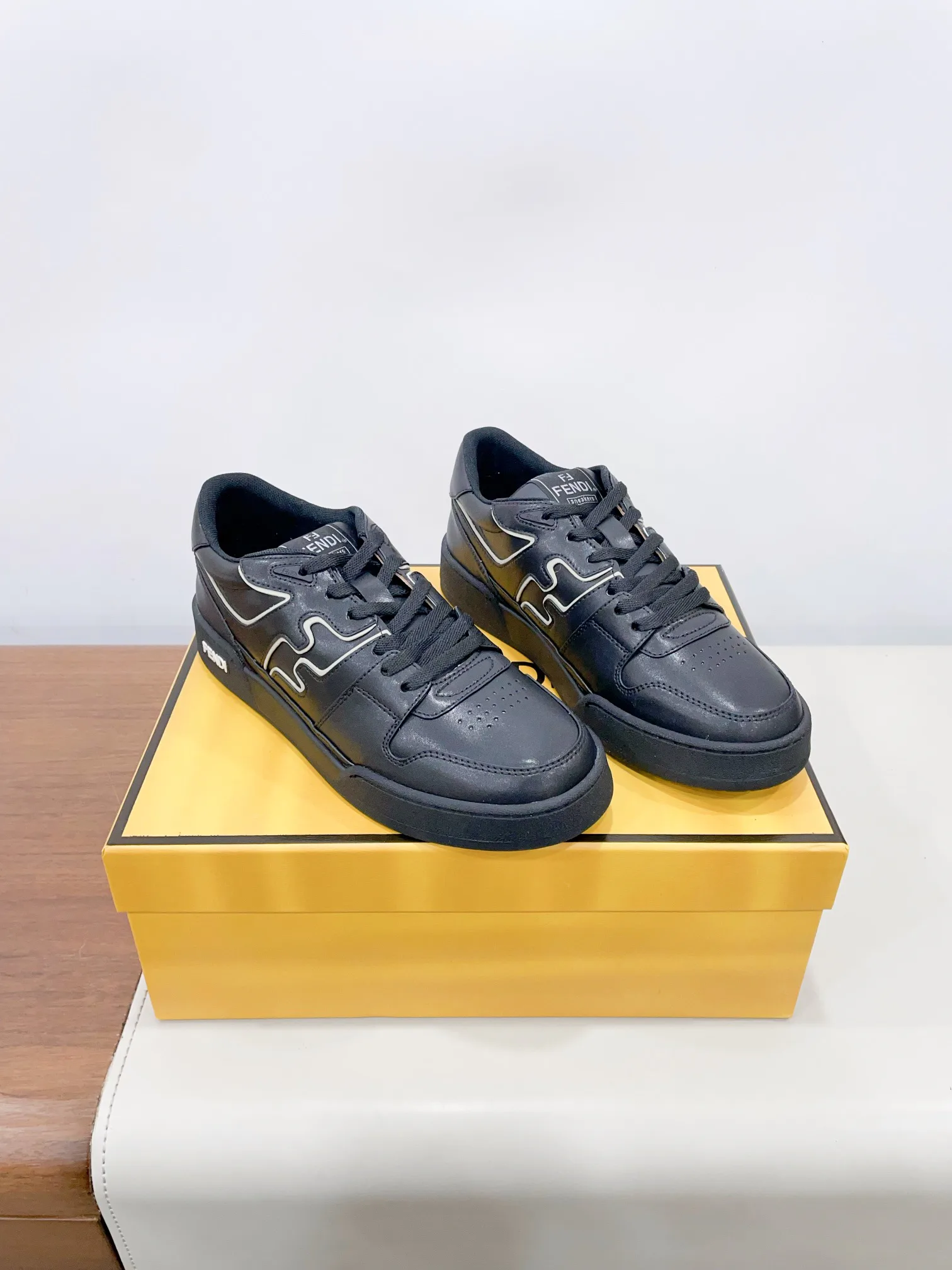 Кроссовки Женские Fendi