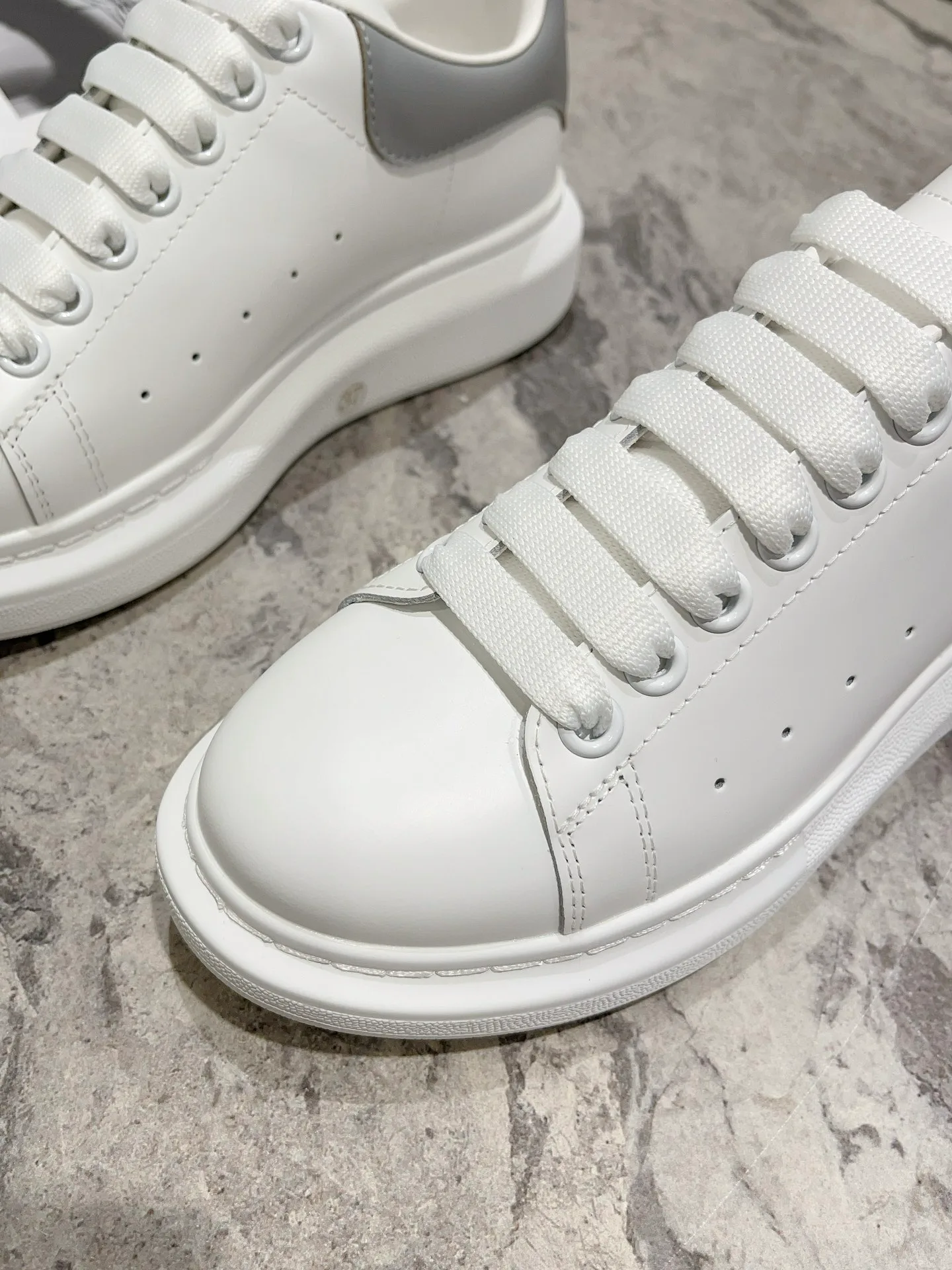 Кроссовки Женские Alexander Mcqueen 18373666