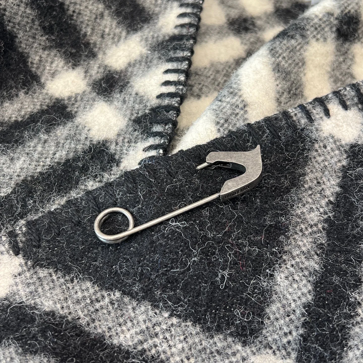 Шарфы Burberry 17945333