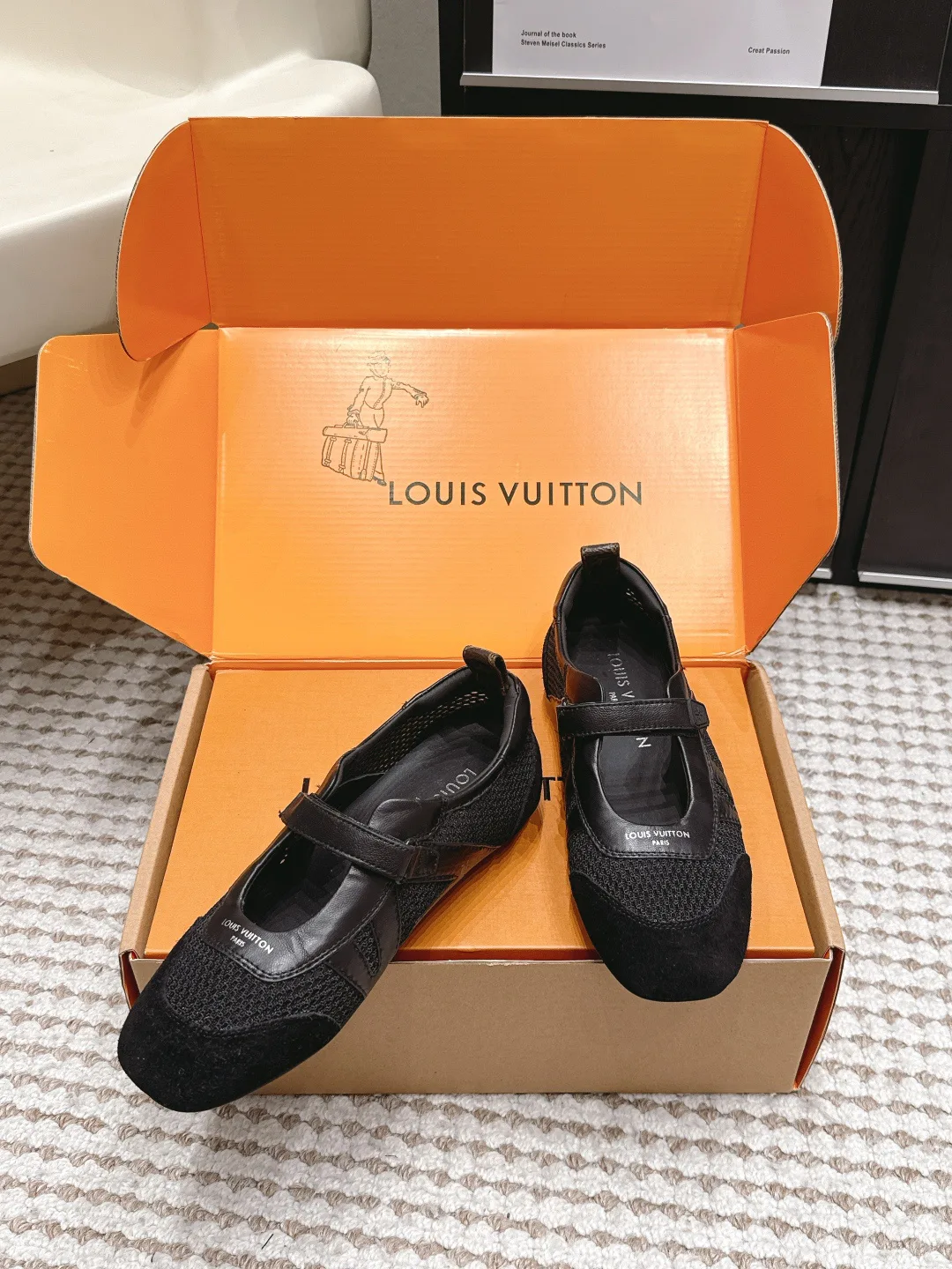 Кроссовки Женские Louis Vuitton 19043358