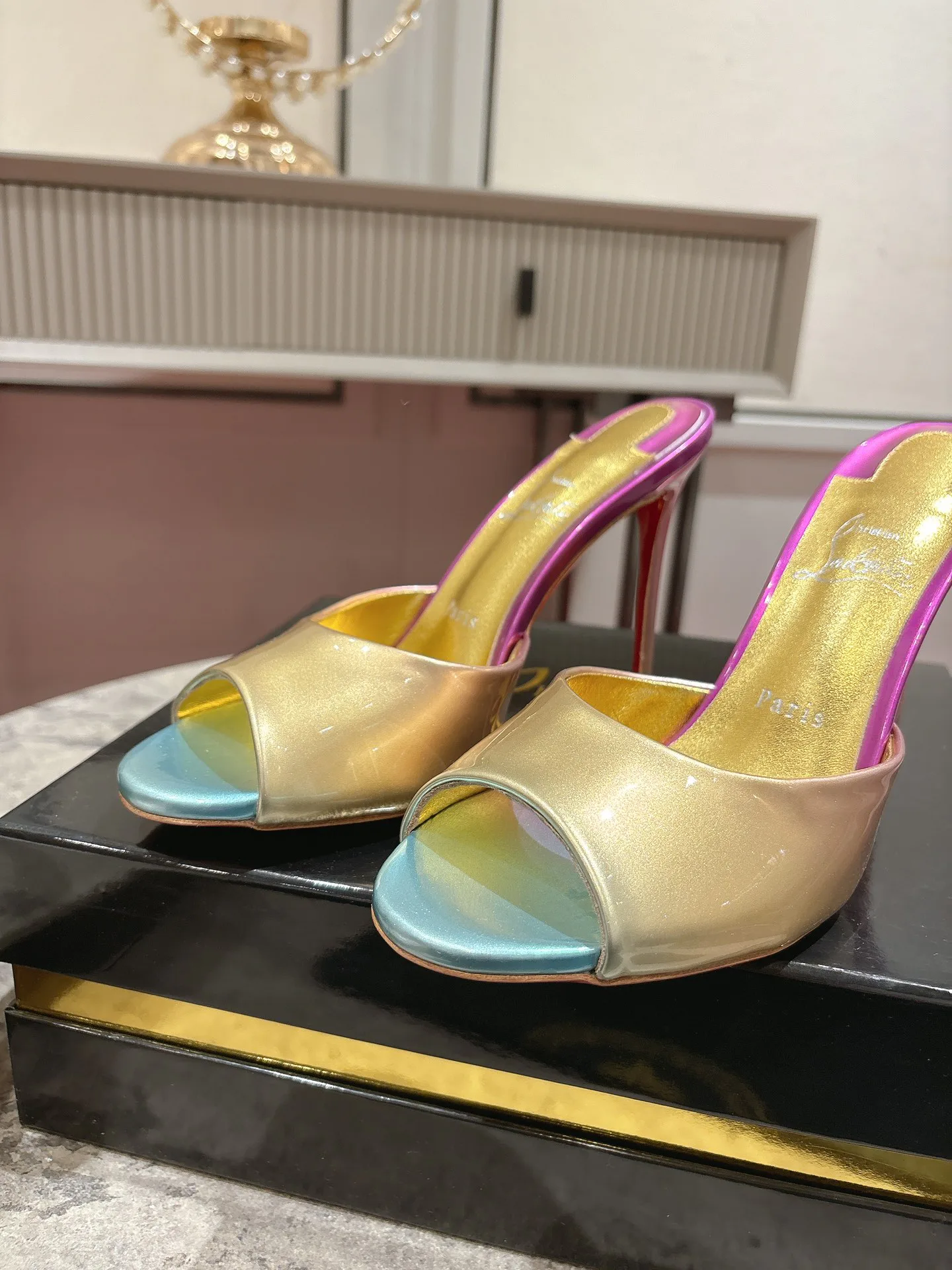 Босоножки Женские Christian Louboutin 17163220