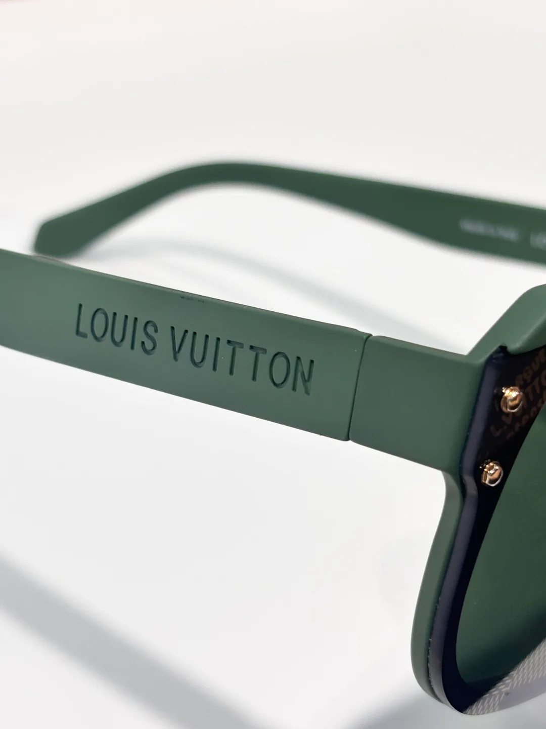 Очки Louis Vuitton 18196736