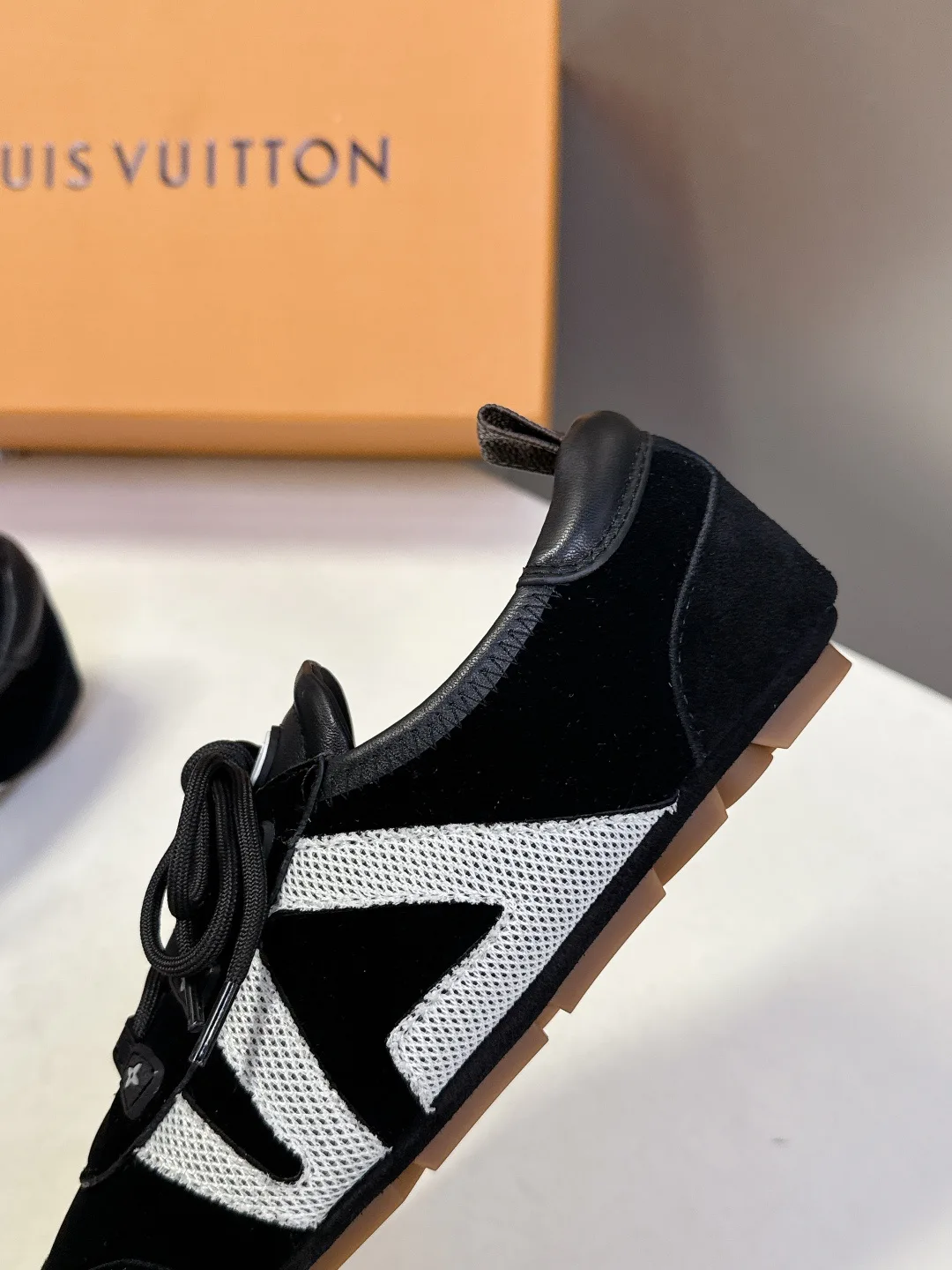 Кроссовки Женские Louis Vuitton 1480740