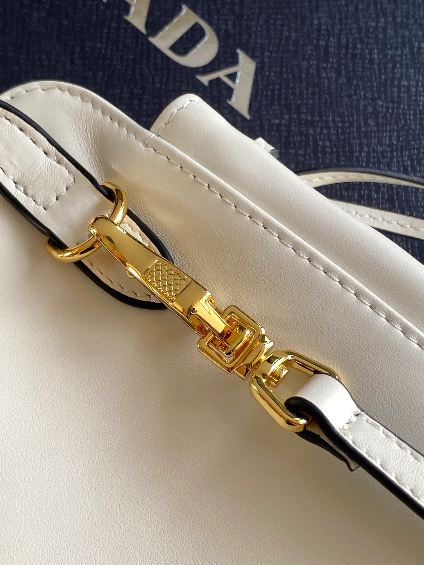 Классические Сумки Женские Prada 13368491