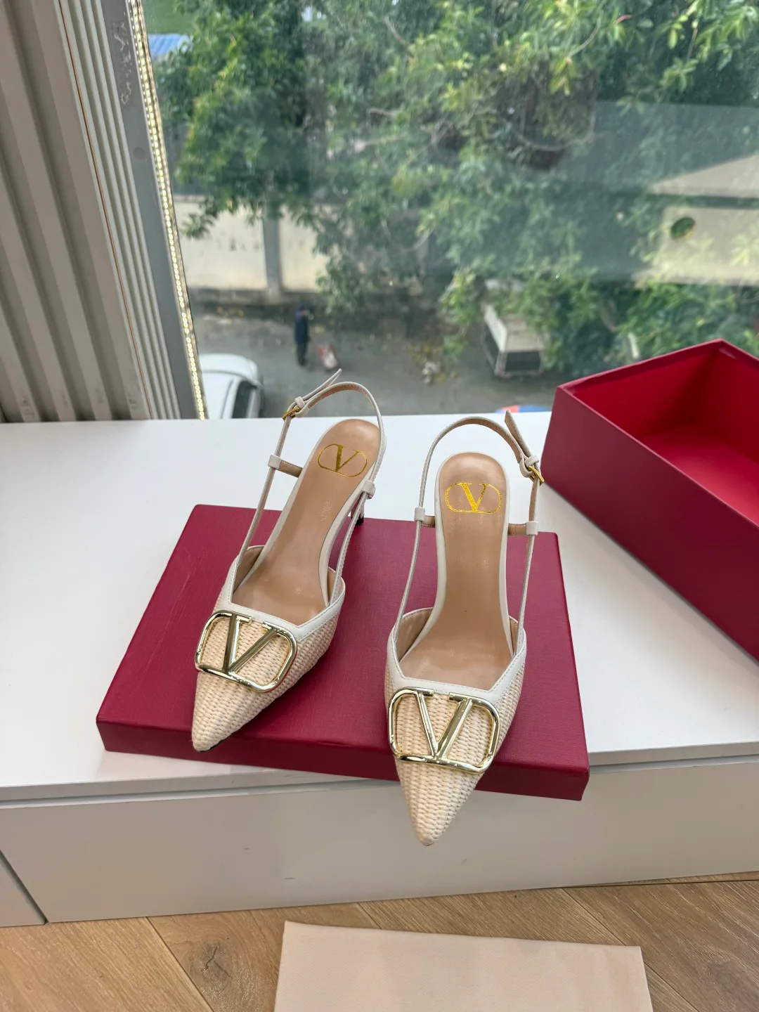 Босоножки Женские Valentino 18356225