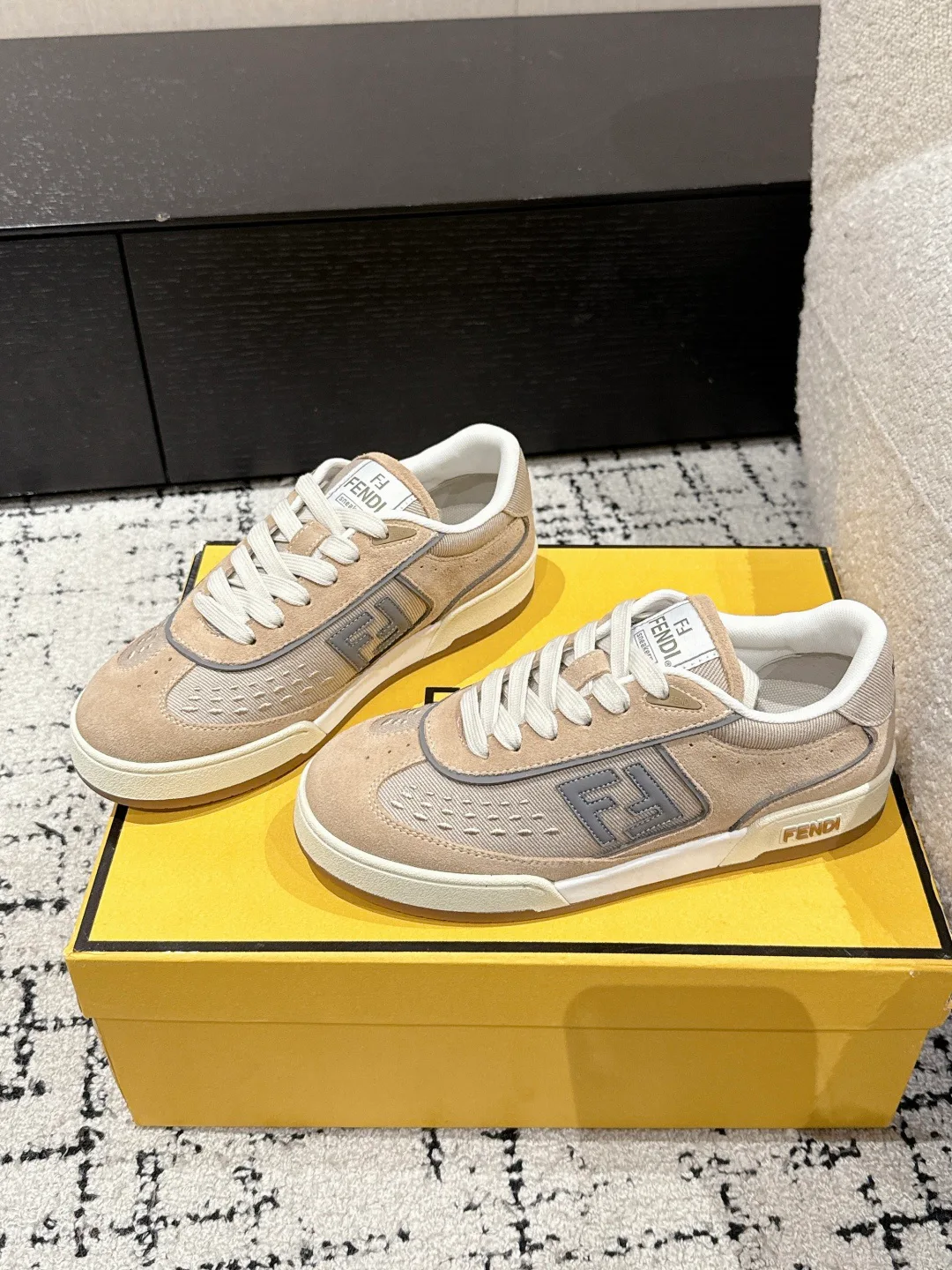 Кроссовки Женские Fendi 11567538