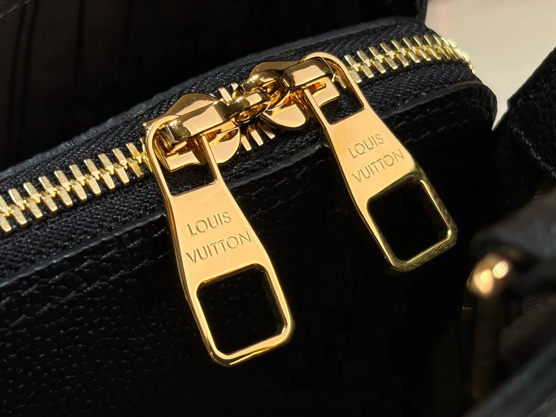 Классические Сумки Женские Louis Vuitton 18240331