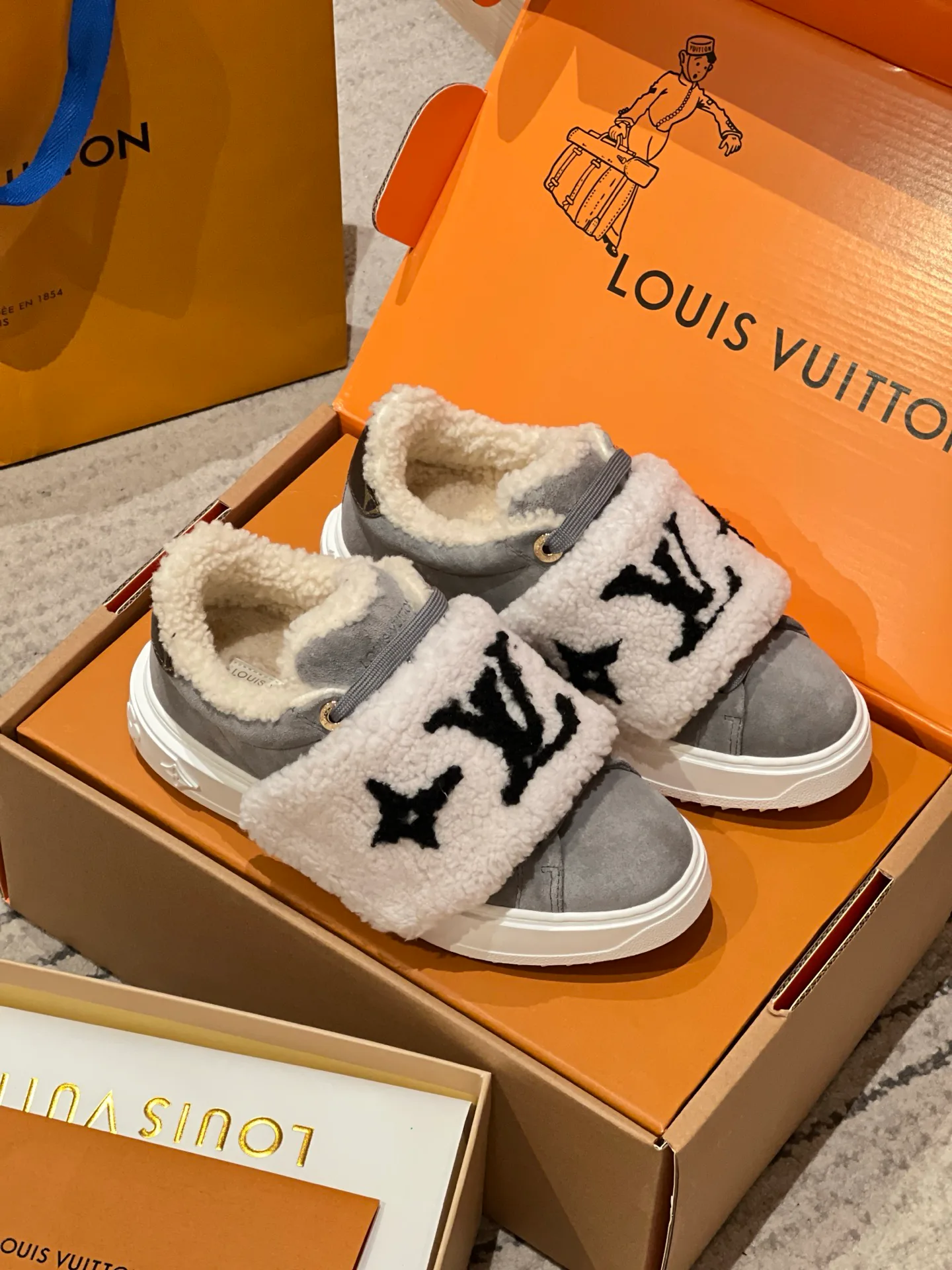Кроссовки Женские Louis Vuitton 18998309