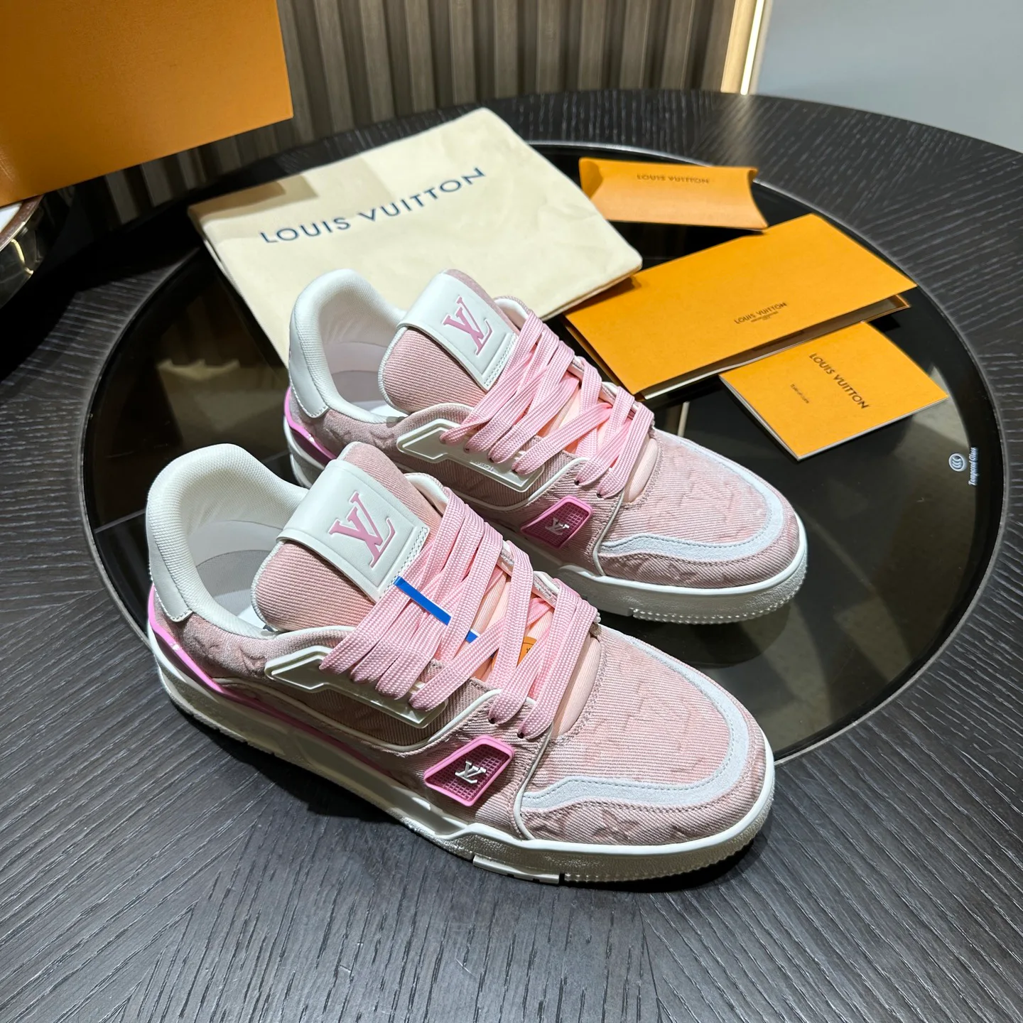 Кроссовки Женские Louis Vuitton 18192509