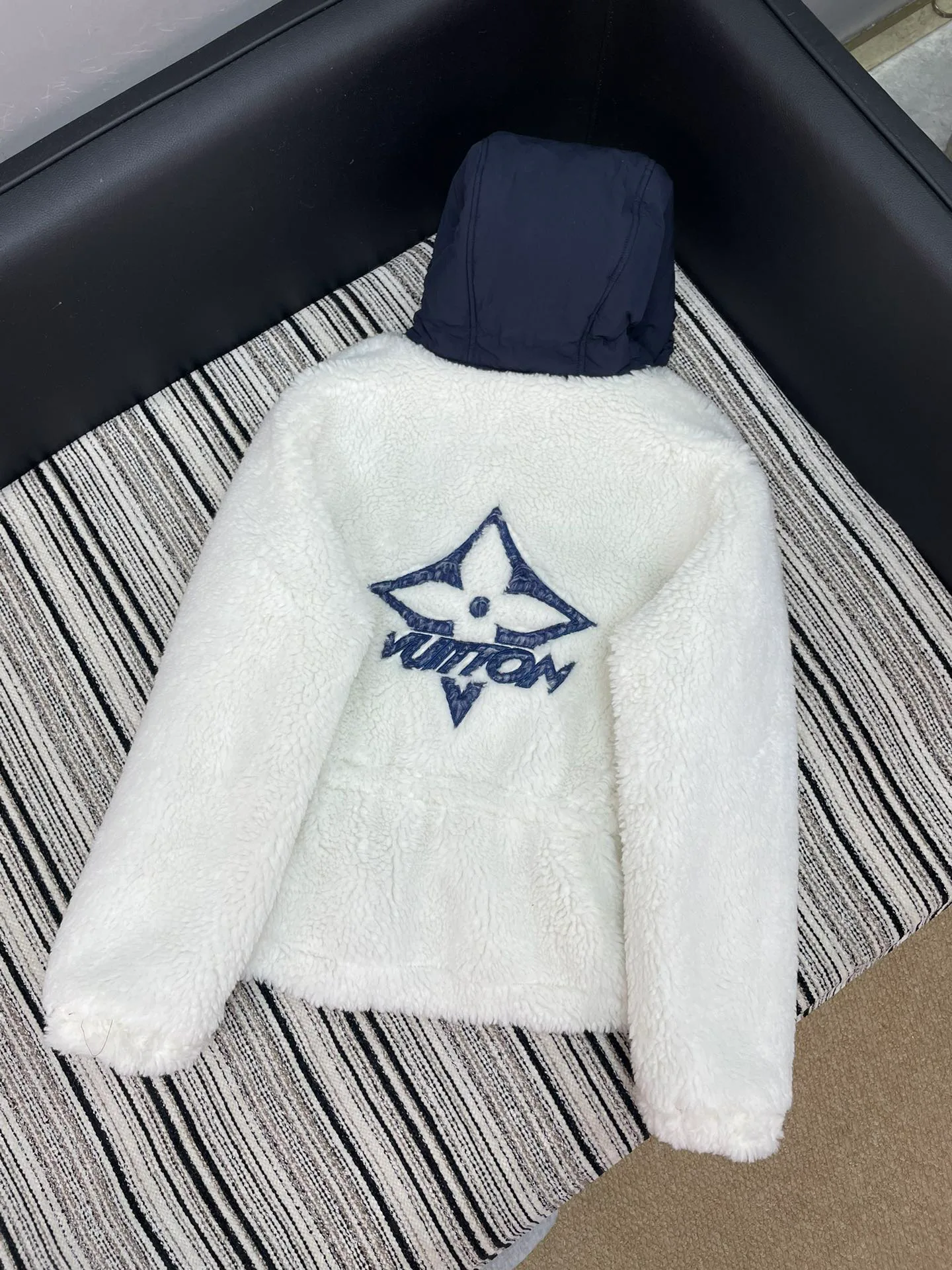 Куртки И Пуховики Женские Louis Vuitton 882550