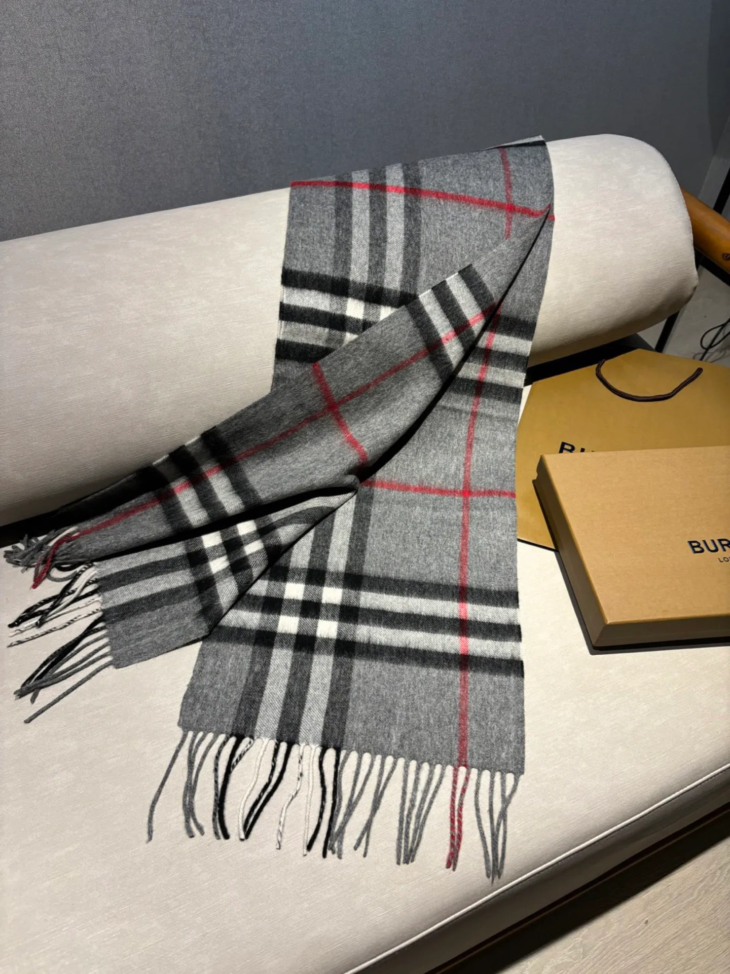 Шарфы Burberry 18507485