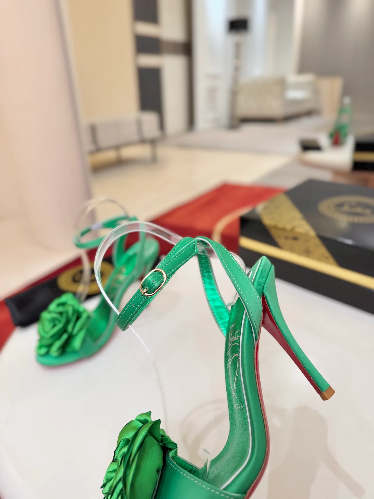 Босоножки Женские Christian Louboutin 18275835