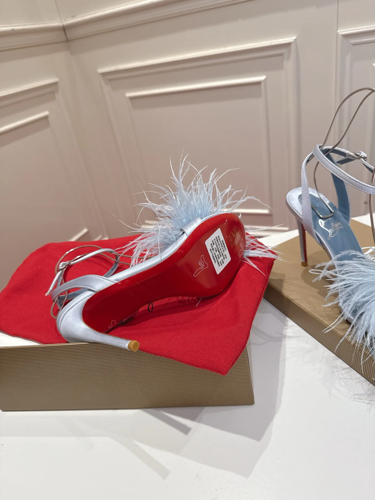 Туфли Женские Christian Louboutin 17057873