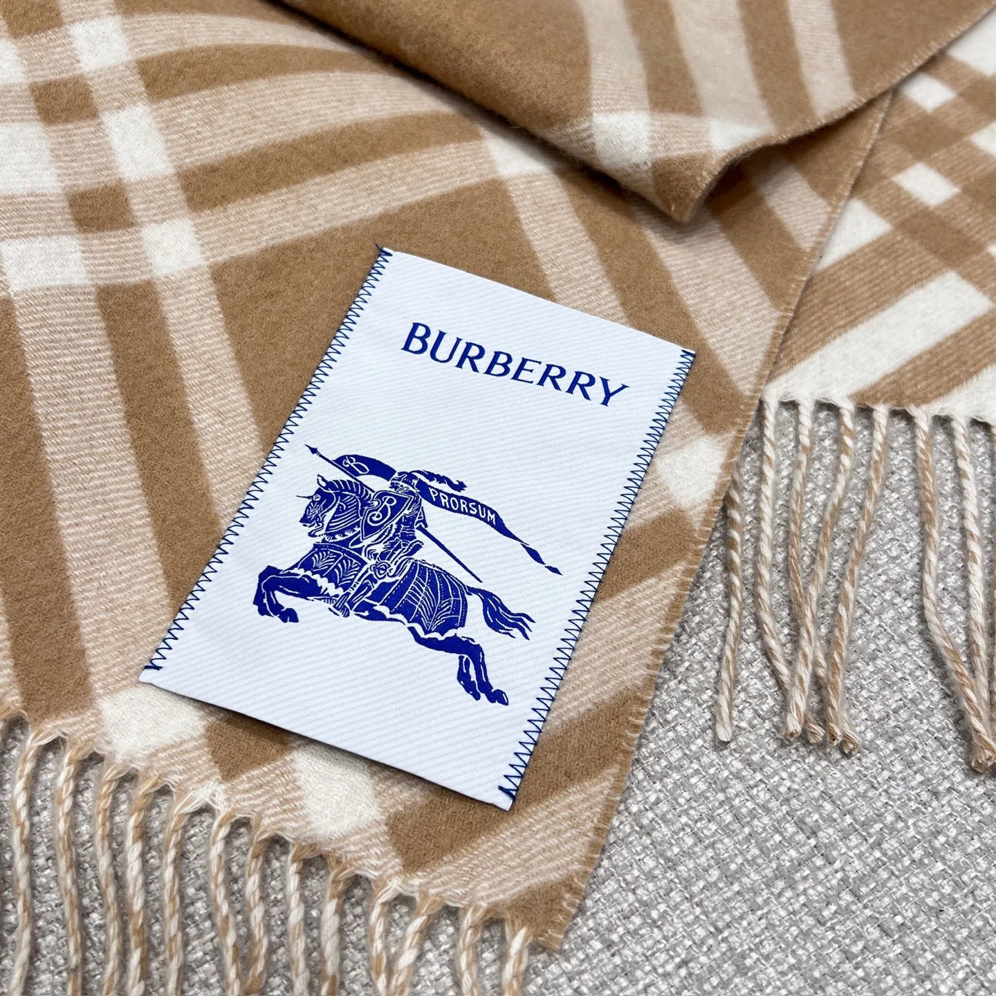 Шарфы Burberry 17945511
