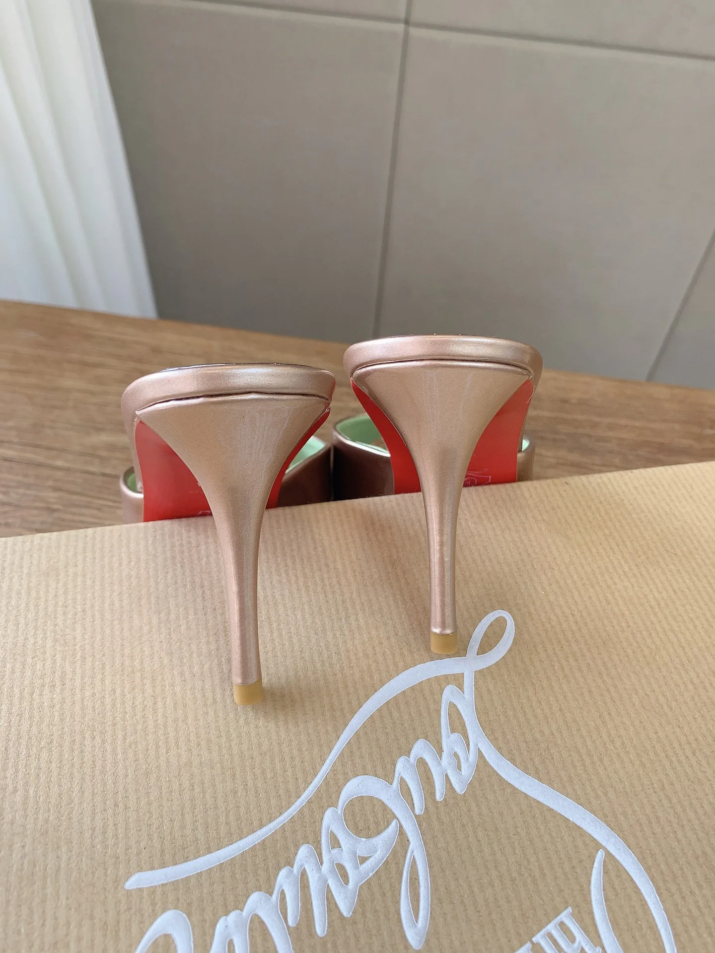 Туфли Женские Christian Louboutin 19673375