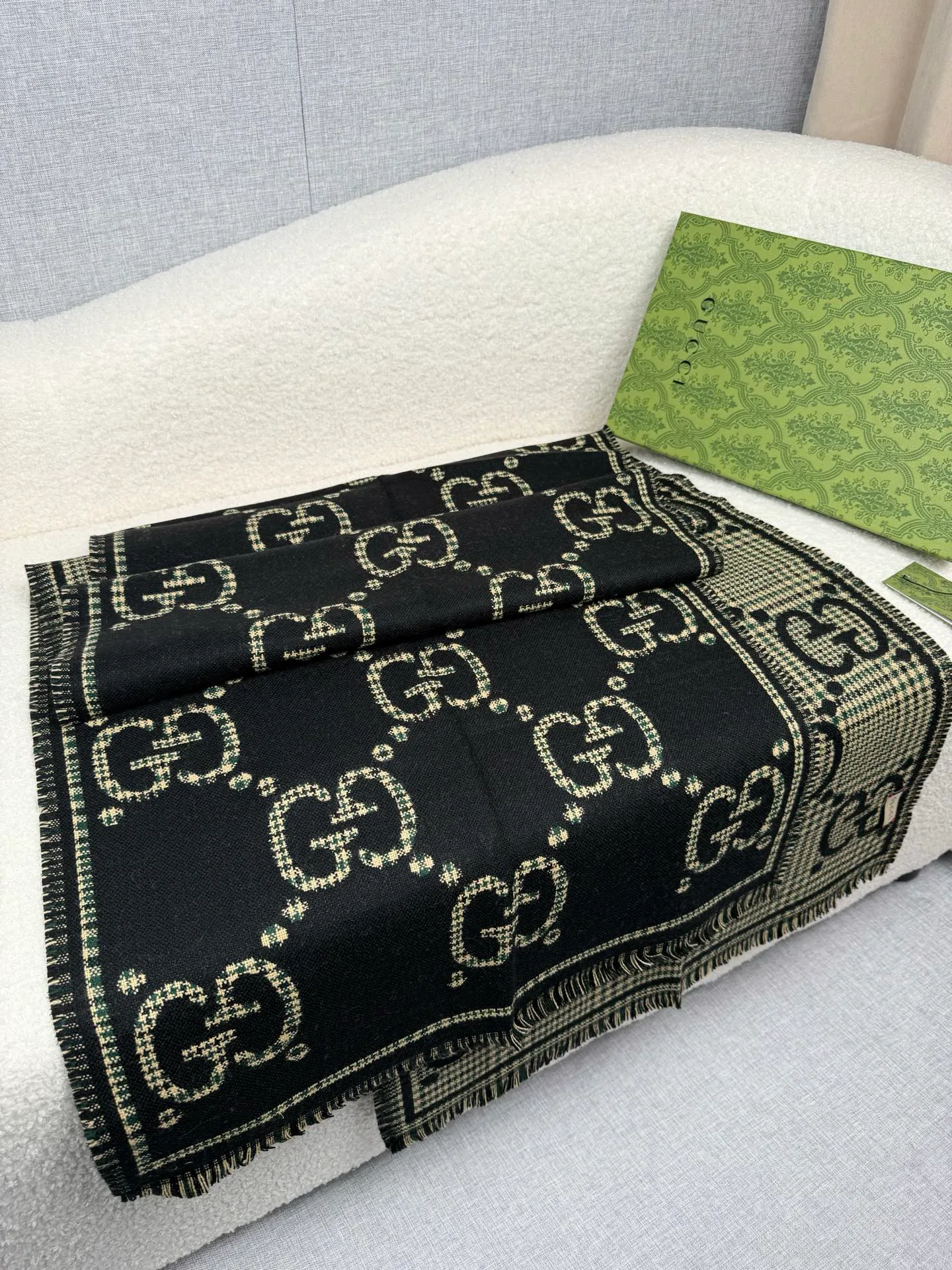 Шарфы Gucci 18675817
