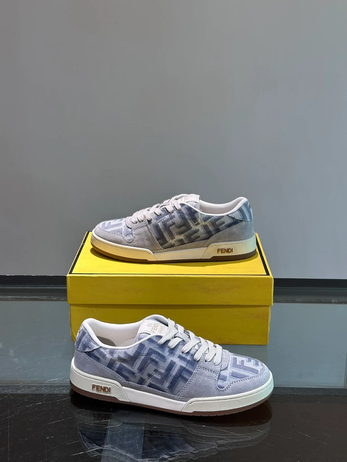 Кроссовки Женские Fendi 21321