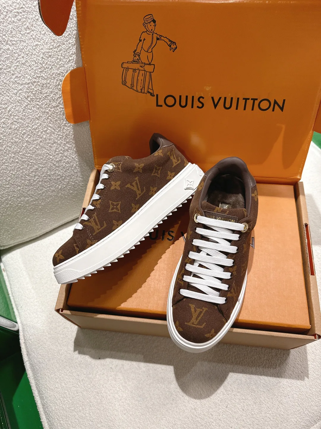 Кроссовки Женские Louis Vuitton 18677711
