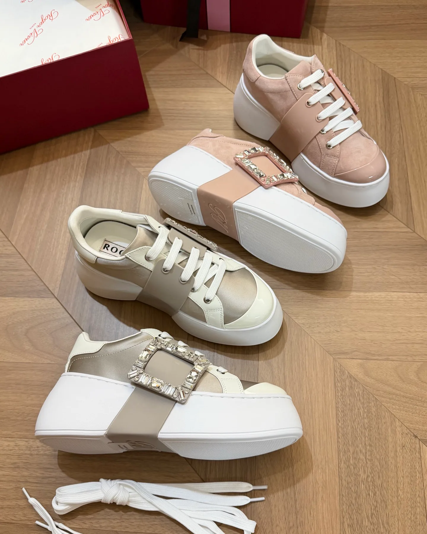 Кроссовки Женские Roger Vivier 18427939