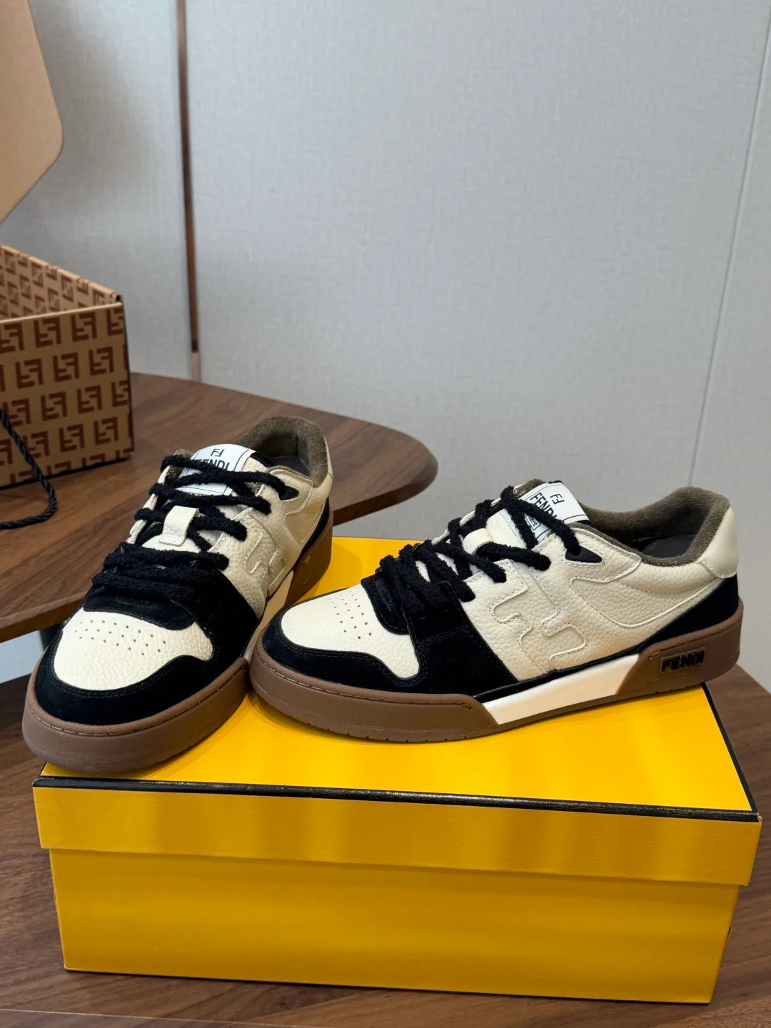Кроссовки Женские Fendi 17908426