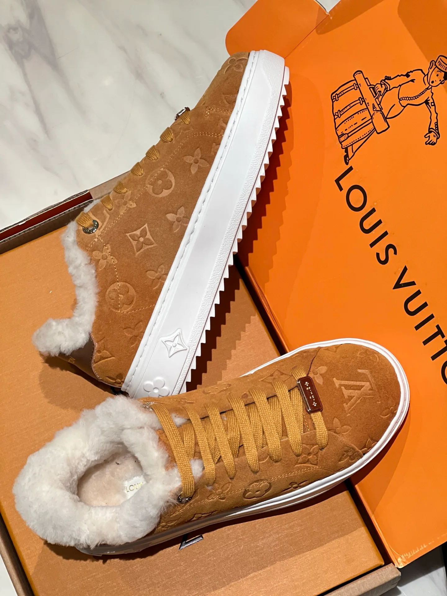 Кроссовки Женские Louis Vuitton 18998315