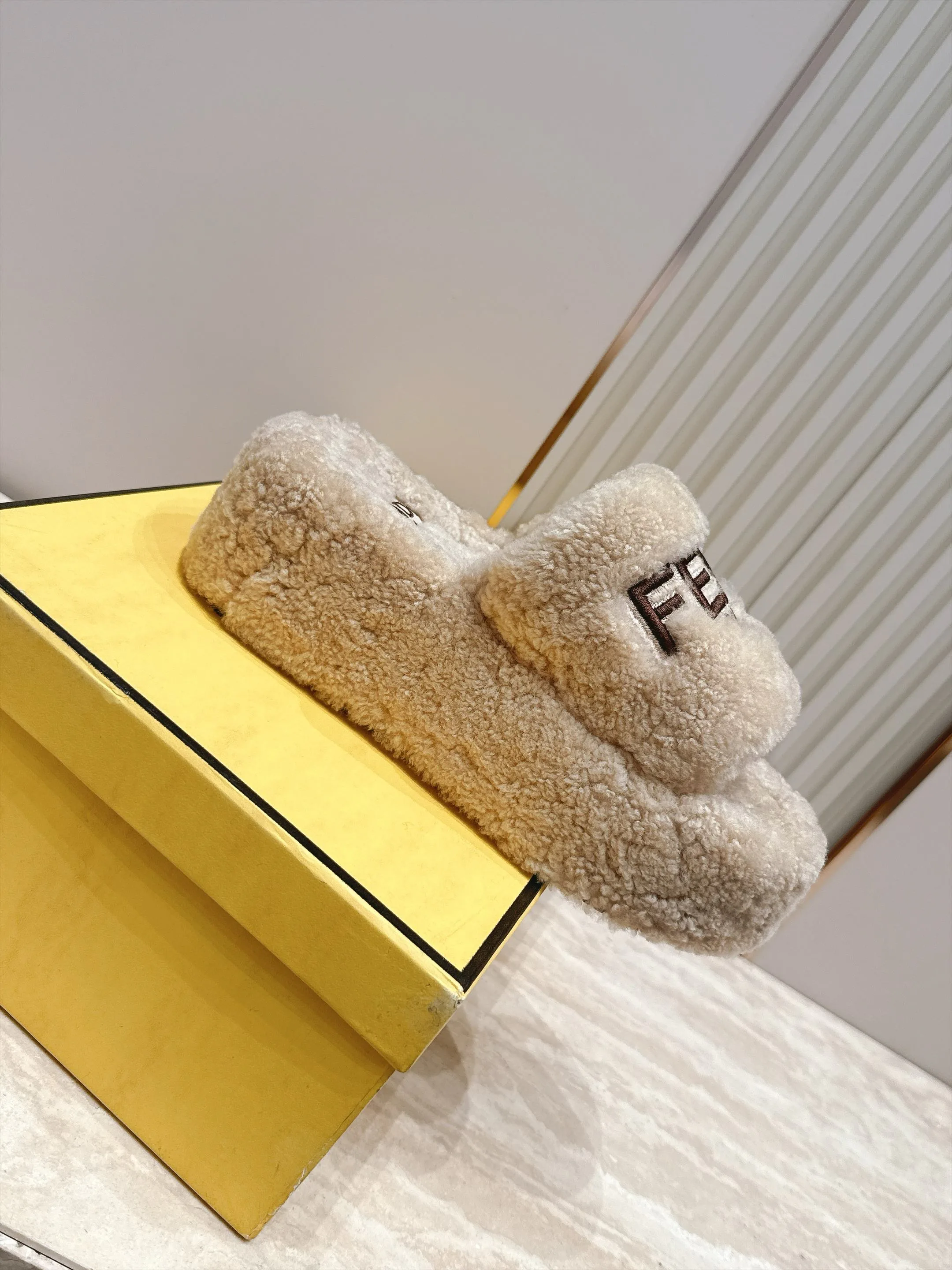 Тапочки Женские Fendi 18737610