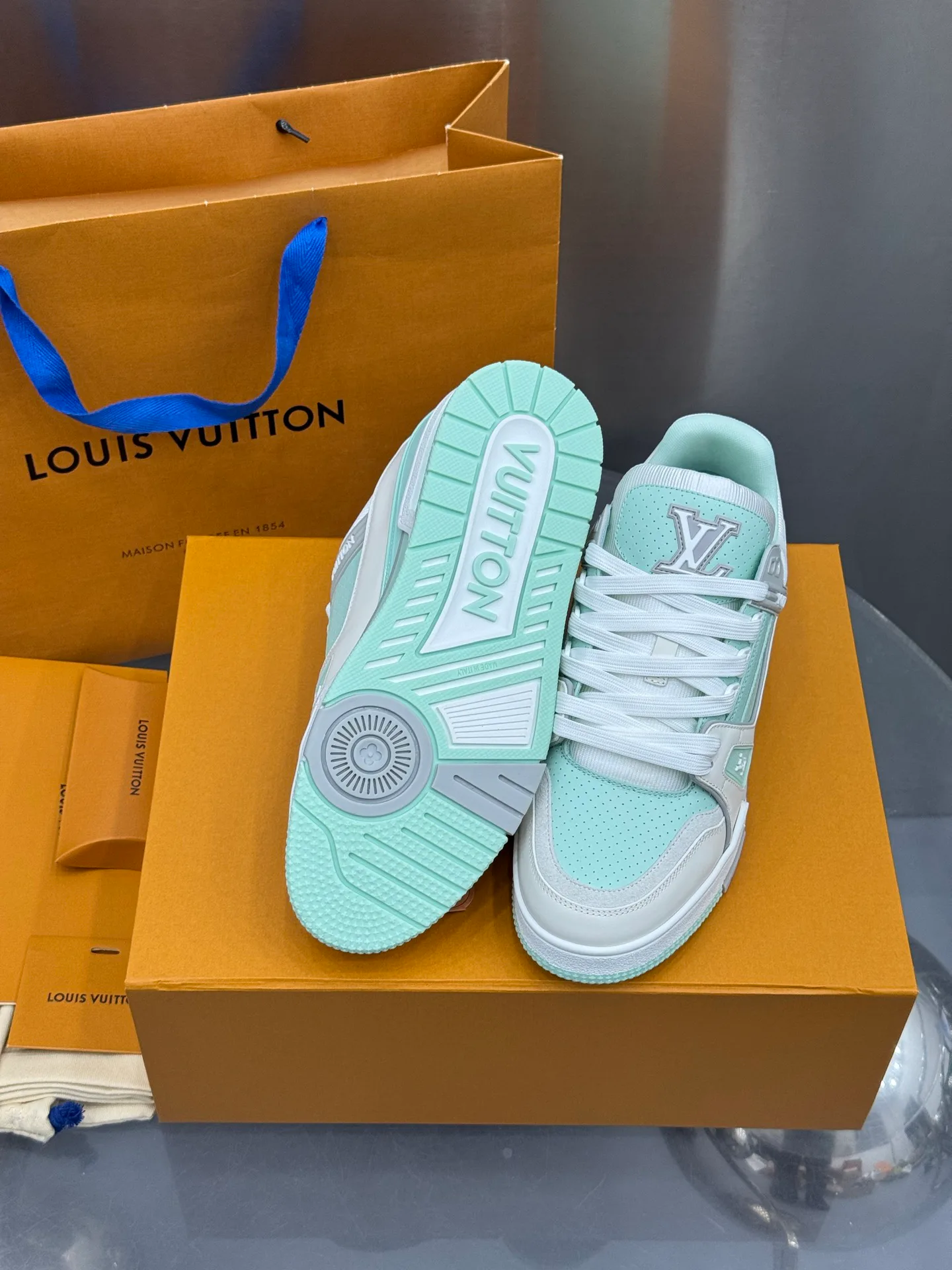 Кроссовки Женские Louis Vuitton 19073335