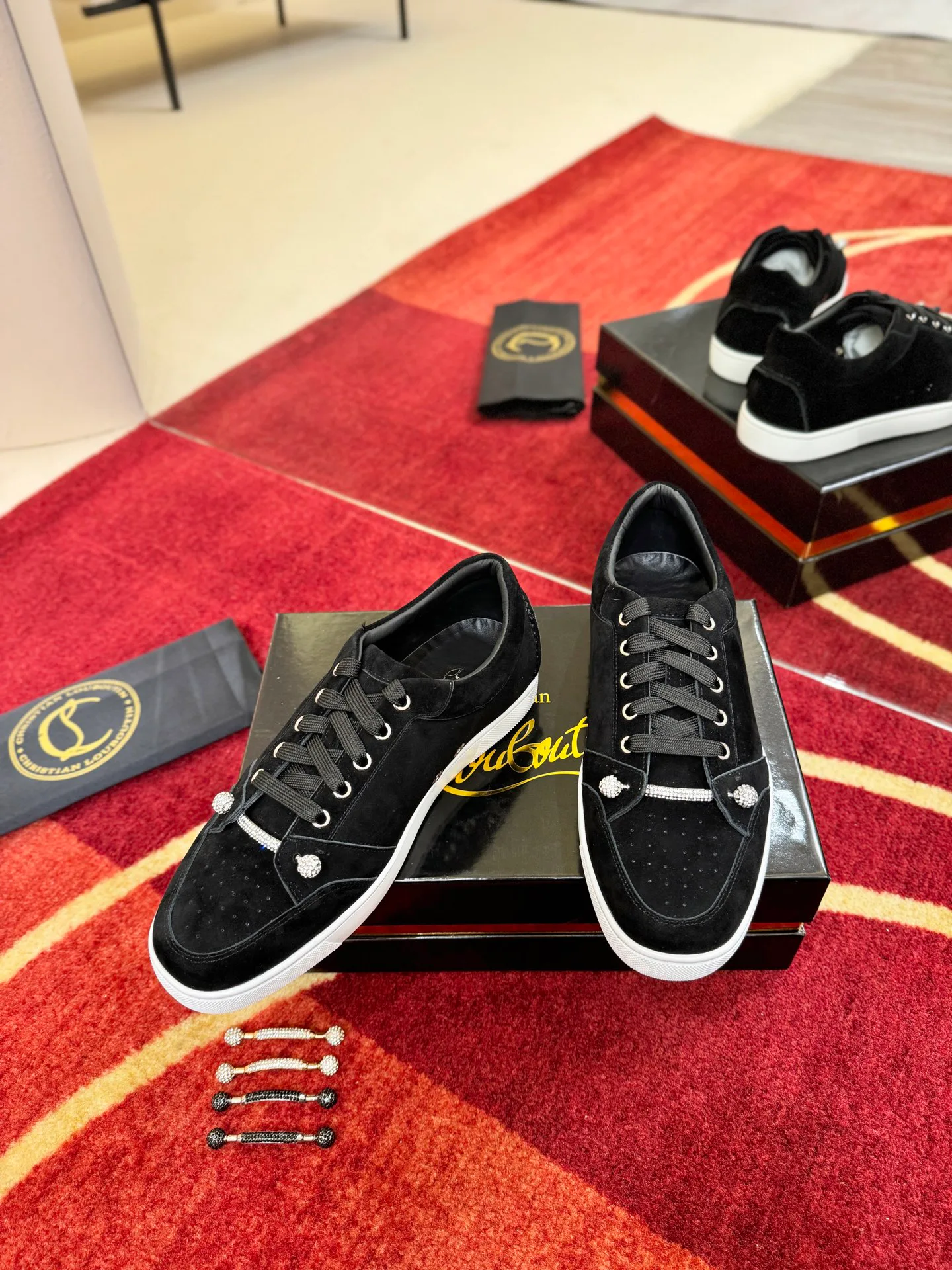 Кроссовки Женские Christian Louboutin 18835395