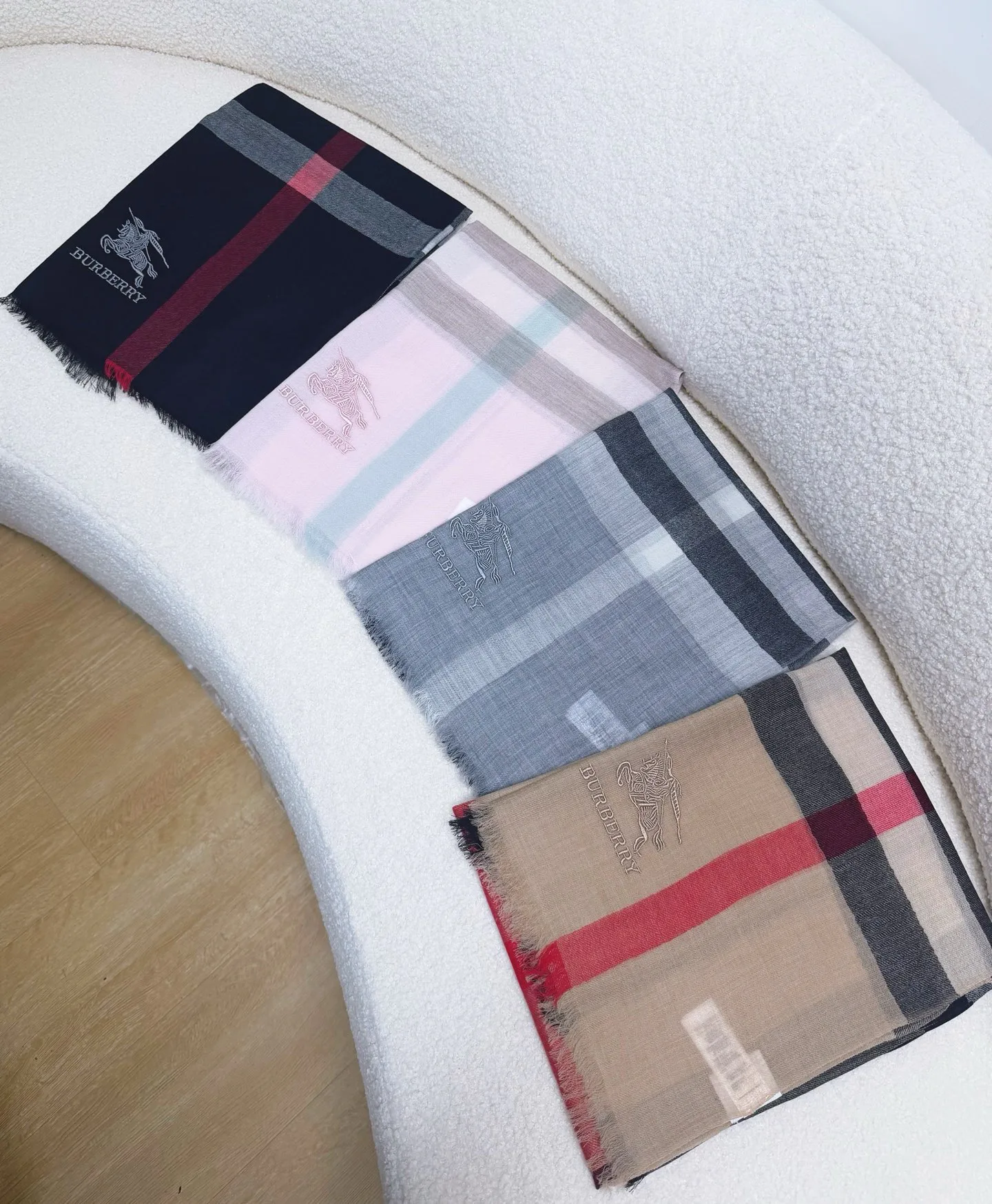 Шарфы Burberry 18426917