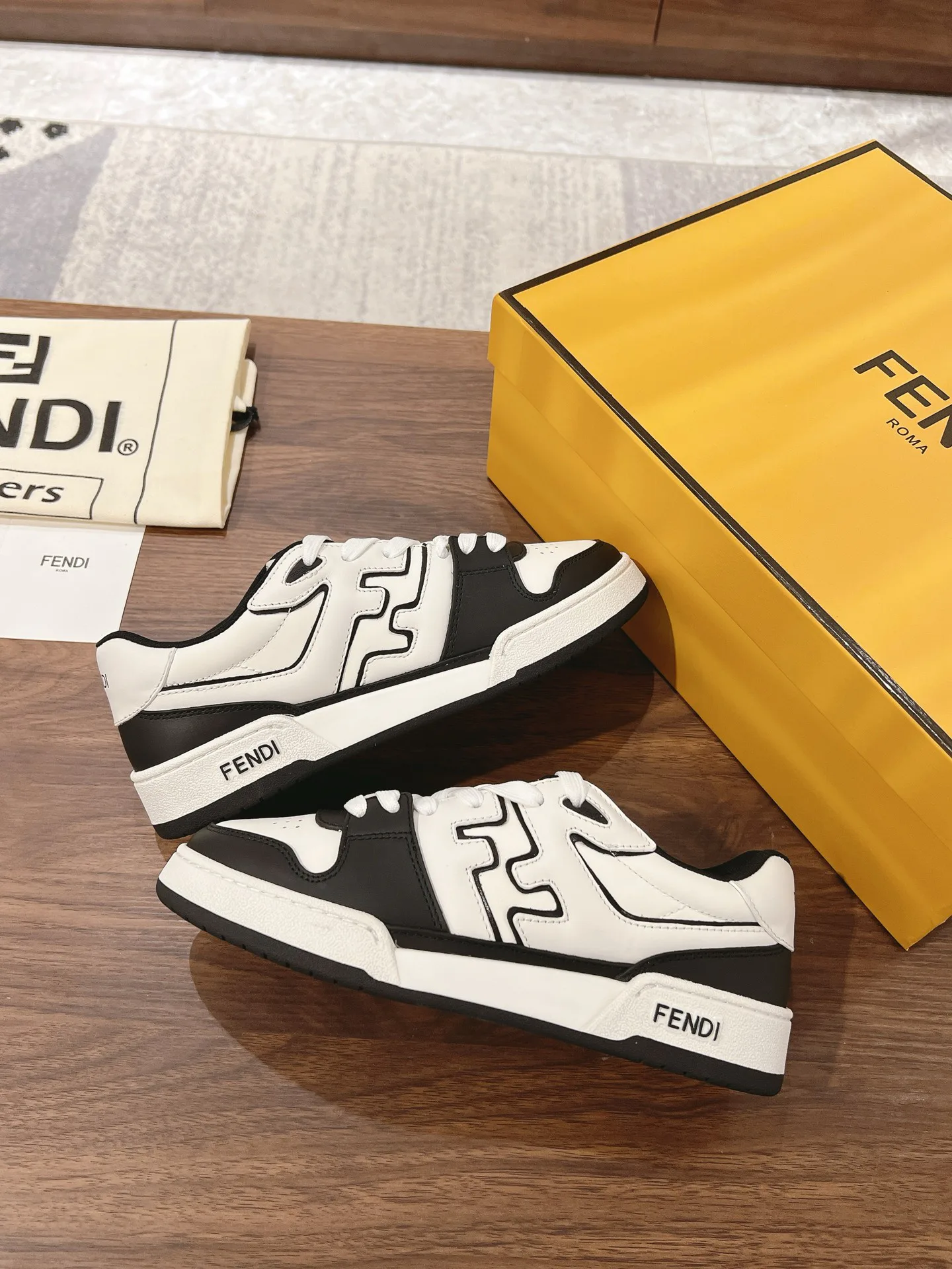 Кроссовки Женские Fendi 18219551