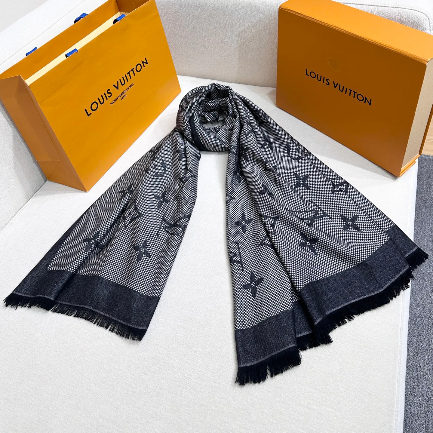 Шарфы Louis Vuitton 18627210